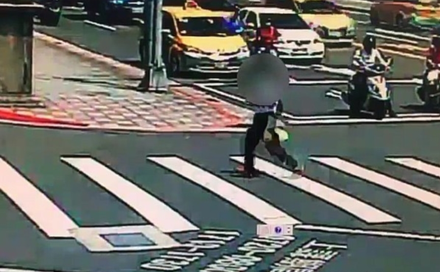 林嫌早上假藉問路硬闖總統府，被憲兵壓制，所幸無人受傷。（翻攝畫面）