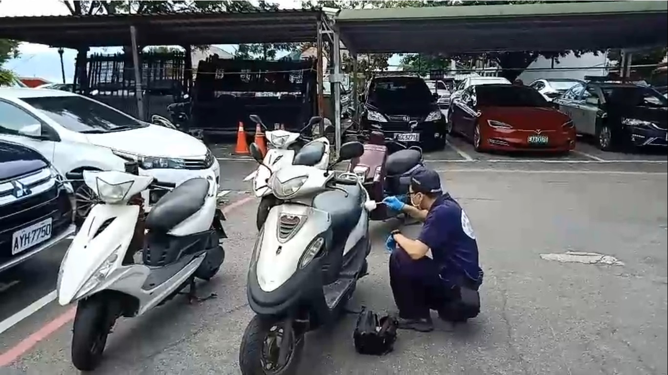潘男在路邊隨意挑選未拔鑰匙的機車，3天內就偷了4輛。（翻攝畫面）