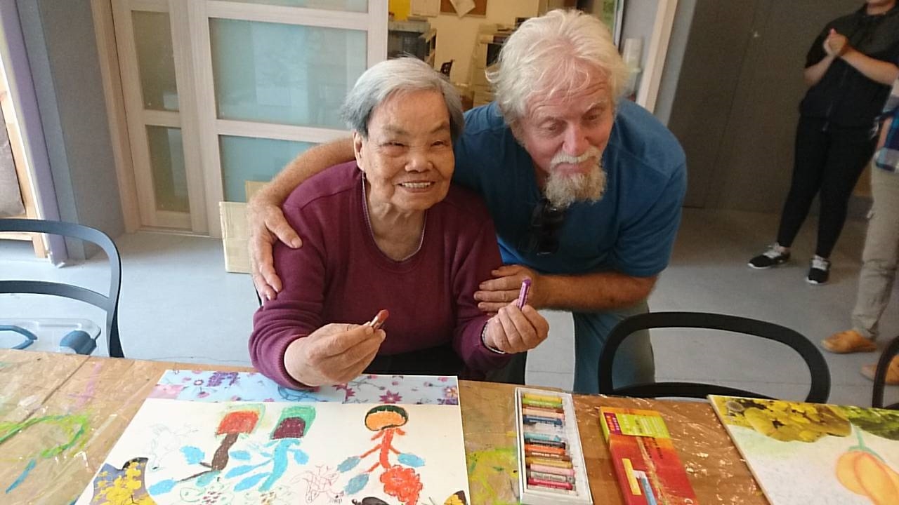 桃米長青繪畫班的巫桂鶯高齡93,費爾非常愛戴這位善良慈祥的老人家。(新故鄉基金會提供)