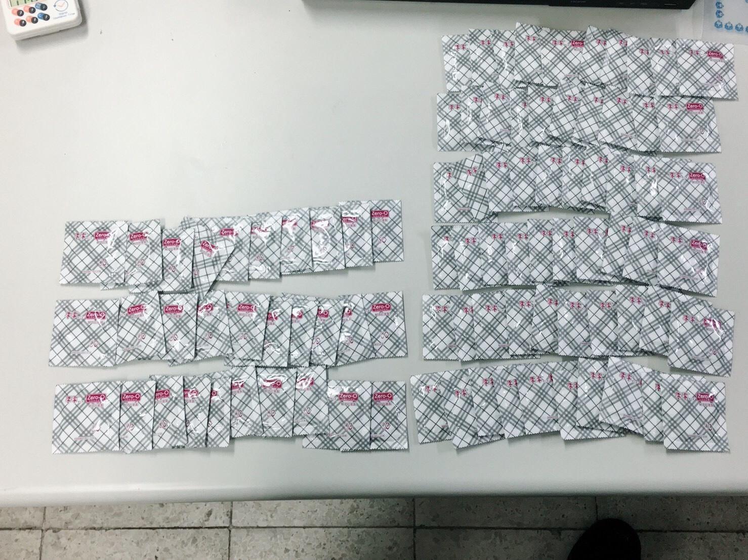 現場查獲大量保險套。（警方提供）
