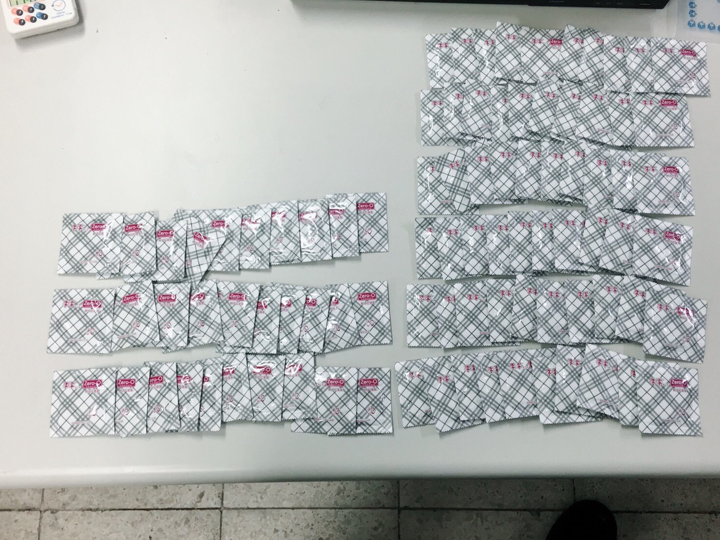 現場查獲大量保險套。（警方提供）
