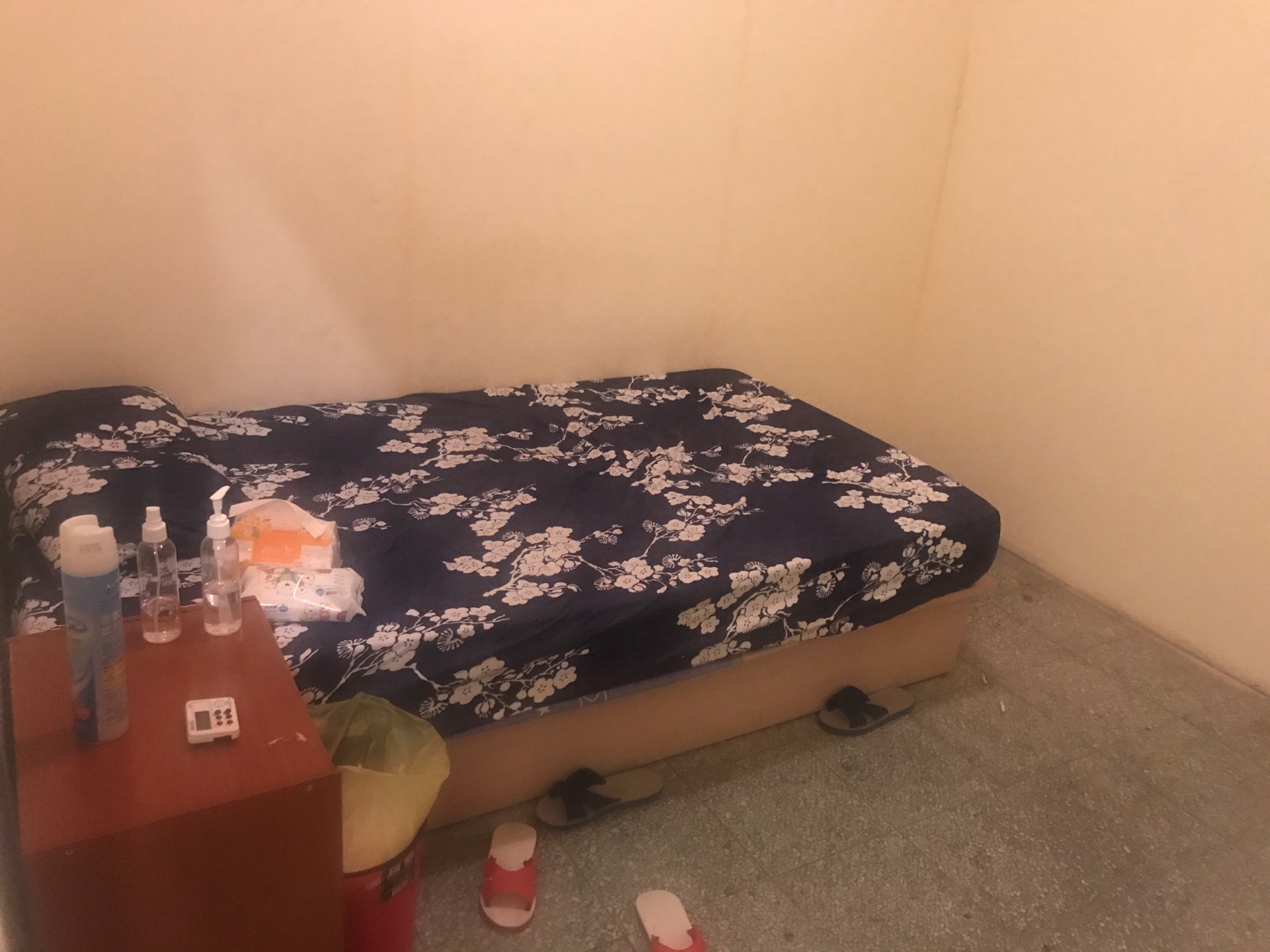 應召業者把房間藏在地下室，由服務生將客人帶往消費。（警方提供）