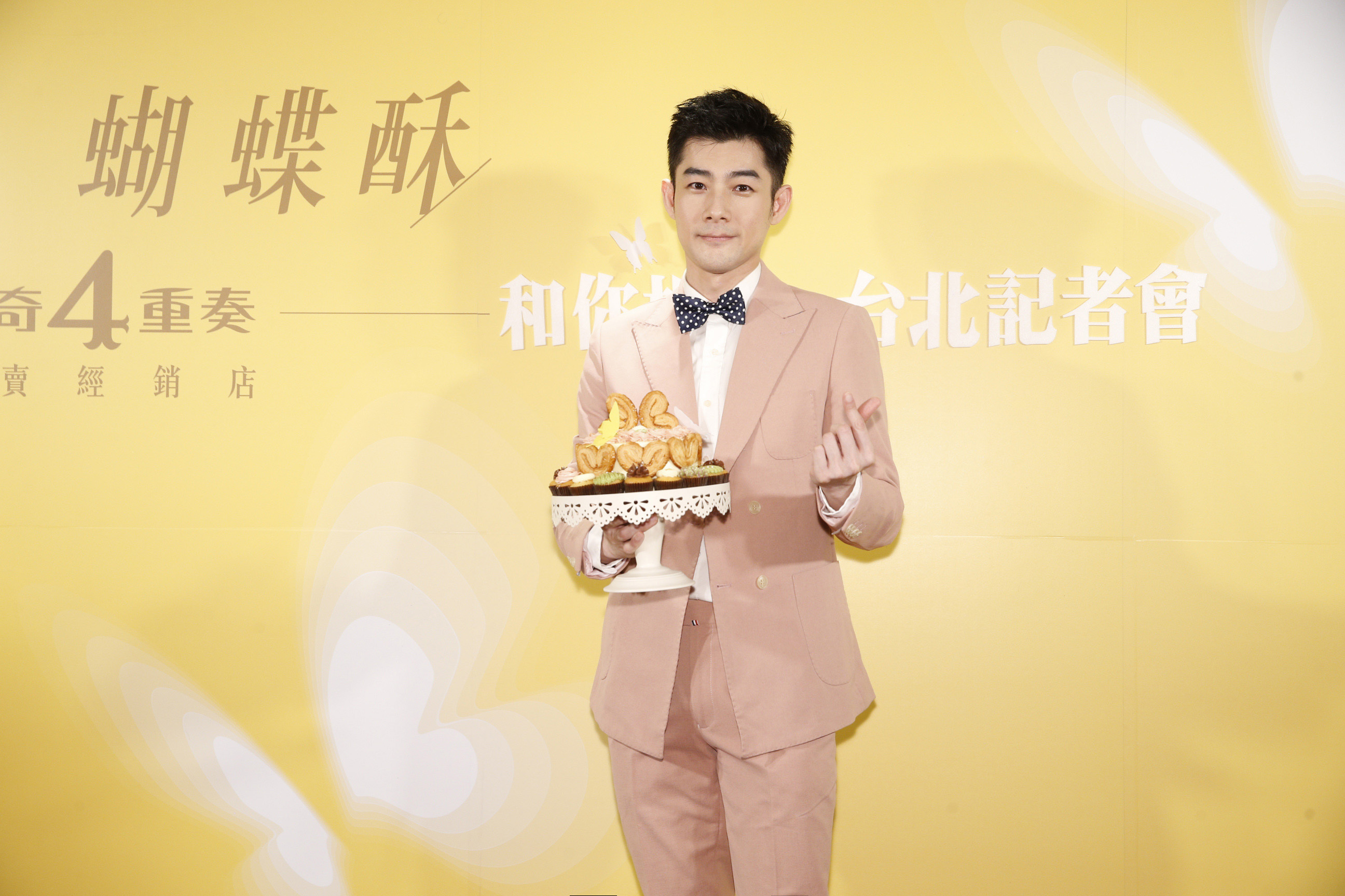 施易男為香港知名餅乾品牌站台，學甜點多年的他已經擁有老師級頭銜。