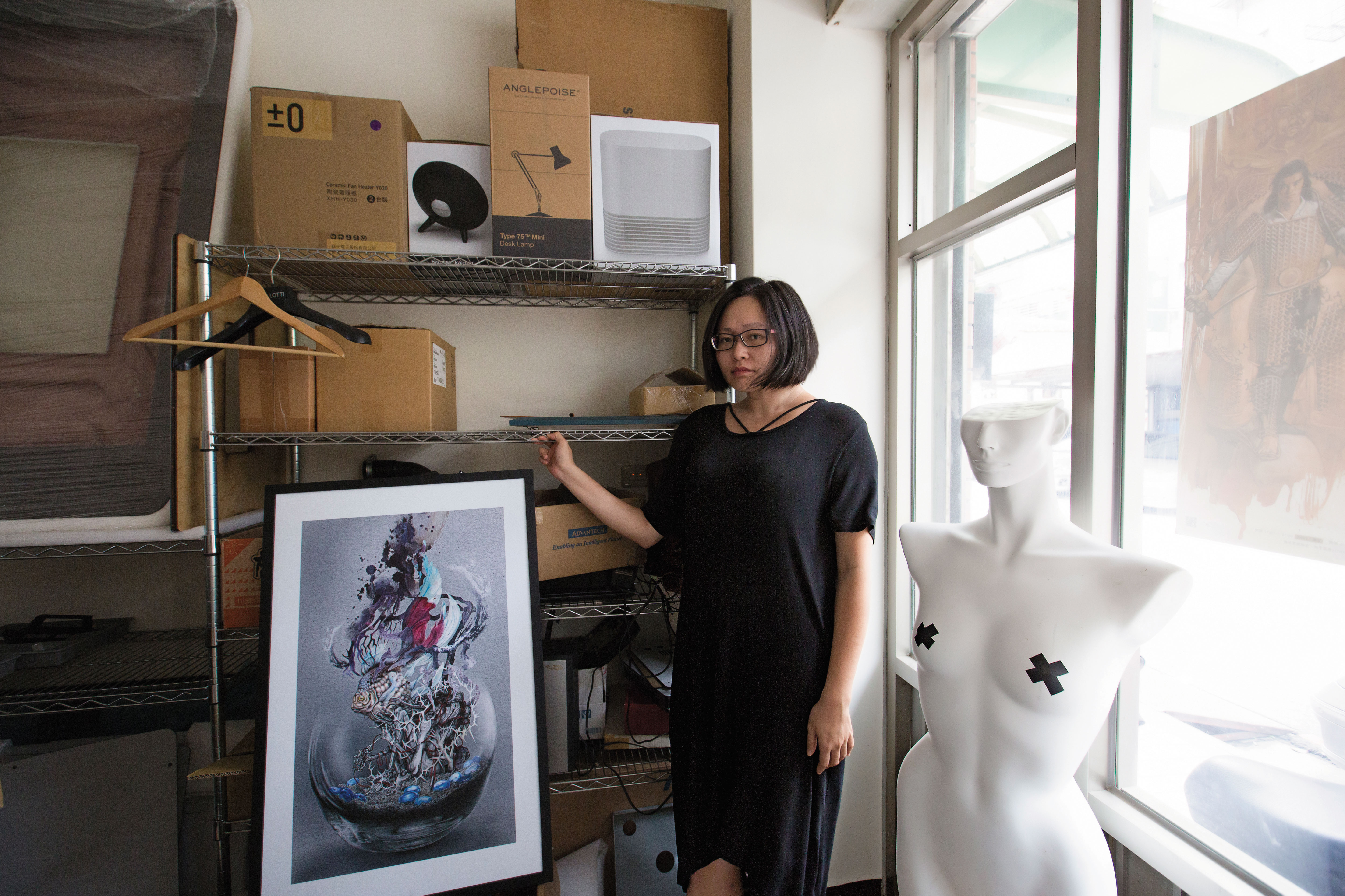 黃芳誼坦然面對自己黑暗的經歷，堅持不匿名，不遮掩。這幅畫作是她以過世的哥哥為主題，記憶短暫的金魚則象徵放棄思考的人類。