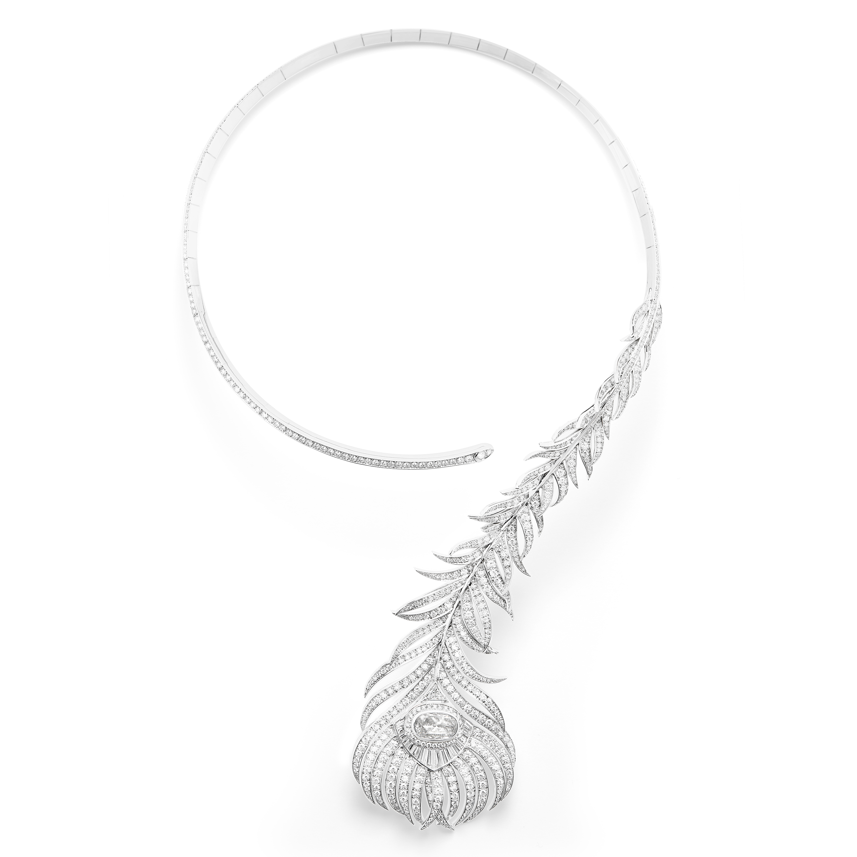 PLUME DE PAON白金材質孔雀羽毛項鍊，鑲嵌總重12.84克拉鑽石。
