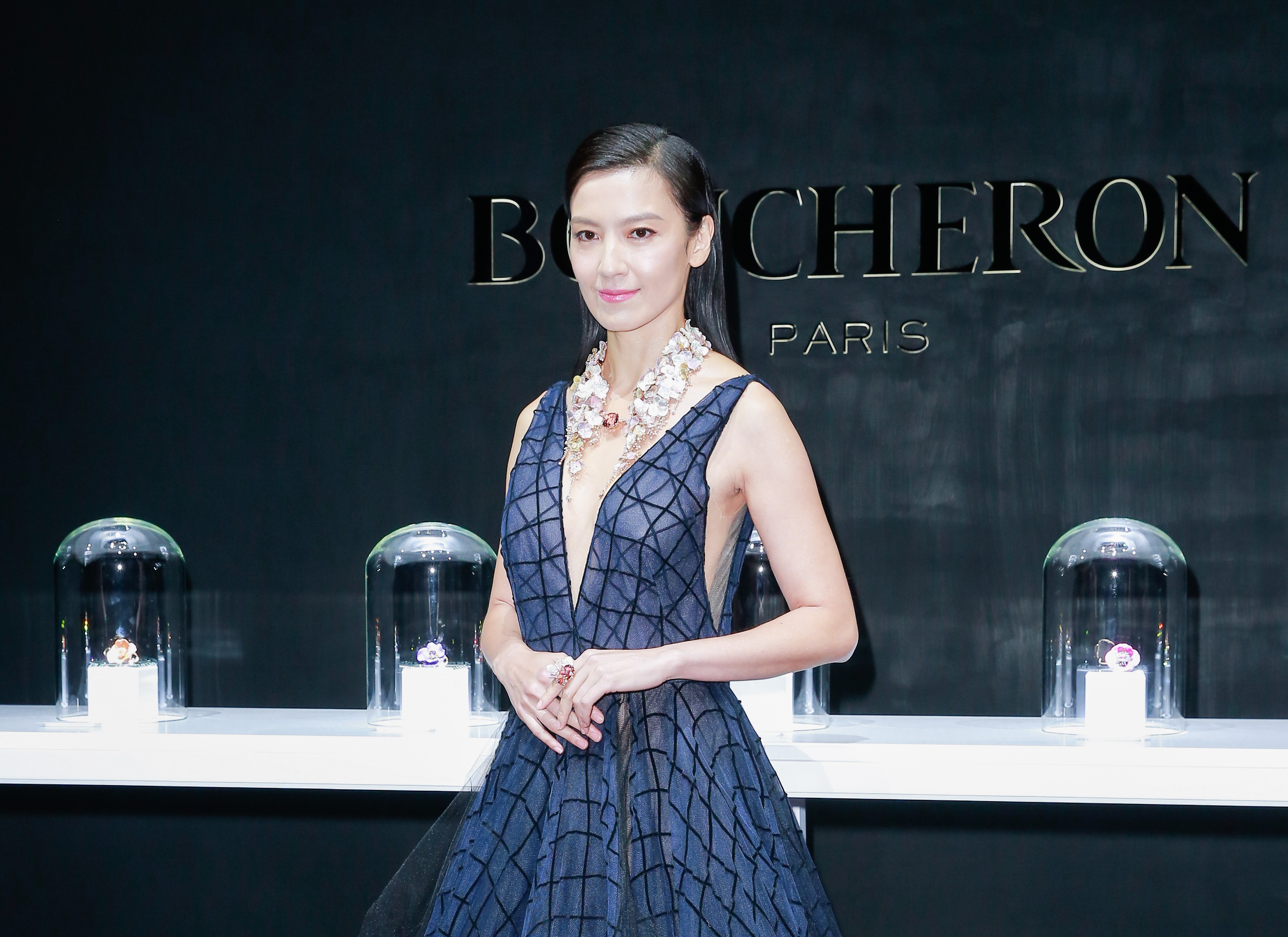 林熙蕾穿著深V、裙擺透視感的晚禮服擔任記者會嘉賓。