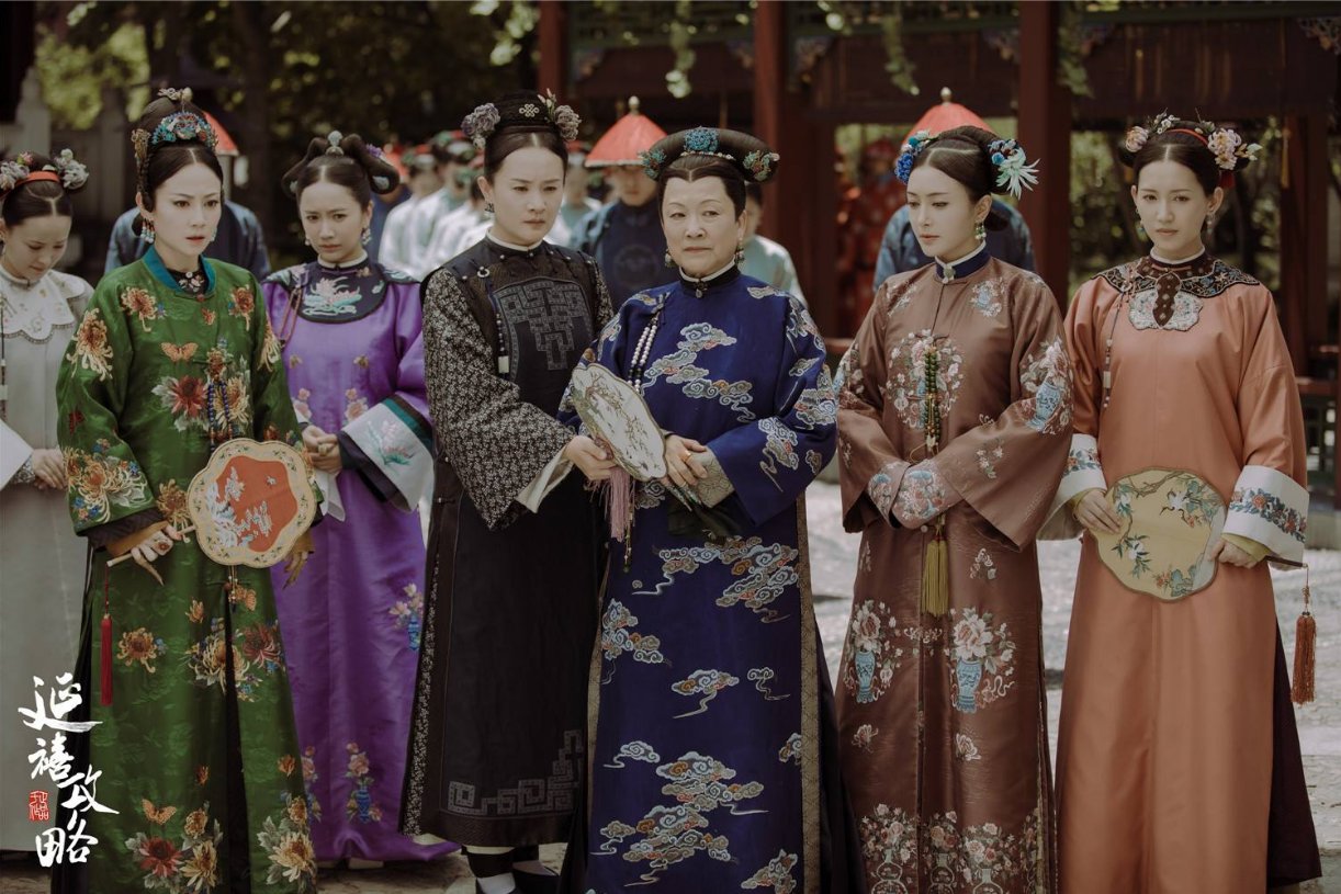 無論古今,女人都是同行。圖為《延禧攻略》的皇后與妃子們簇擁著太后。(愛奇藝提供)