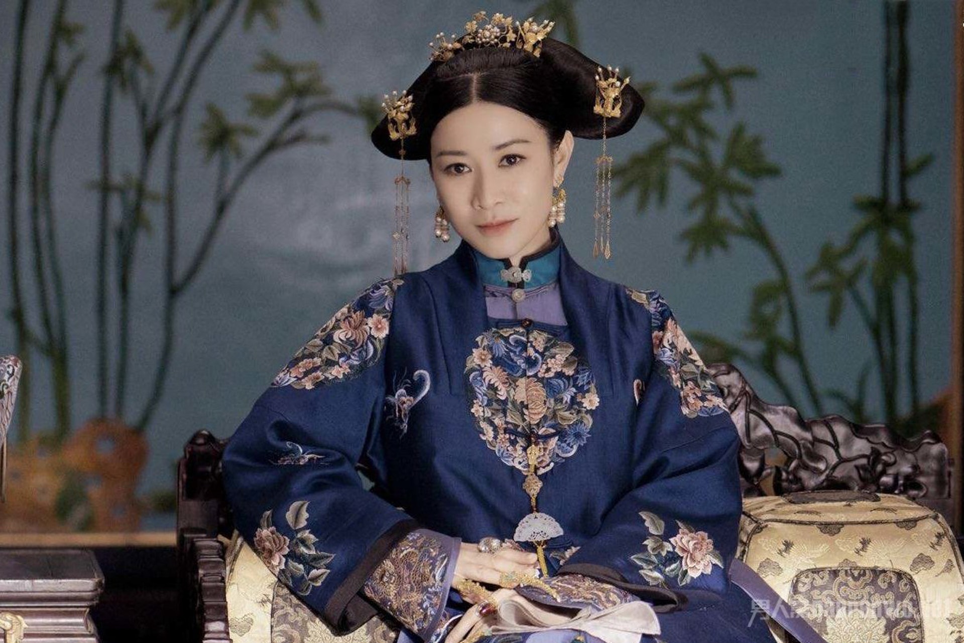 《延禧攻略》中由佘詩曼飾演的嫻妃,與《如懿傳》中周迅飾演的如懿是同一位歷史人物,只是以不同的方式詮釋。(愛奇藝提供)
