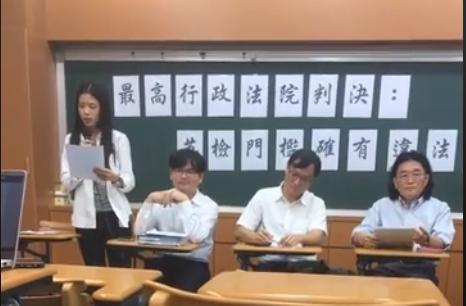 政大法律系學生賴怡伶（左一）對政大提起行政訴訟，最高行政法院判決中寫到英檢畢業門檻確實有違法之處。（翻攝自政大學聲 NCCU Voice of Students粉絲專頁）
