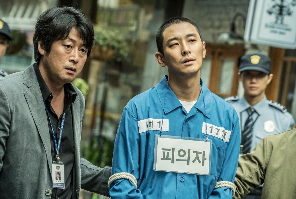 影帝金倫奭（左）與朱智勛主演的《暗數殺人》，改編自釜山發生的真實事件。（SHOWBOX提供）