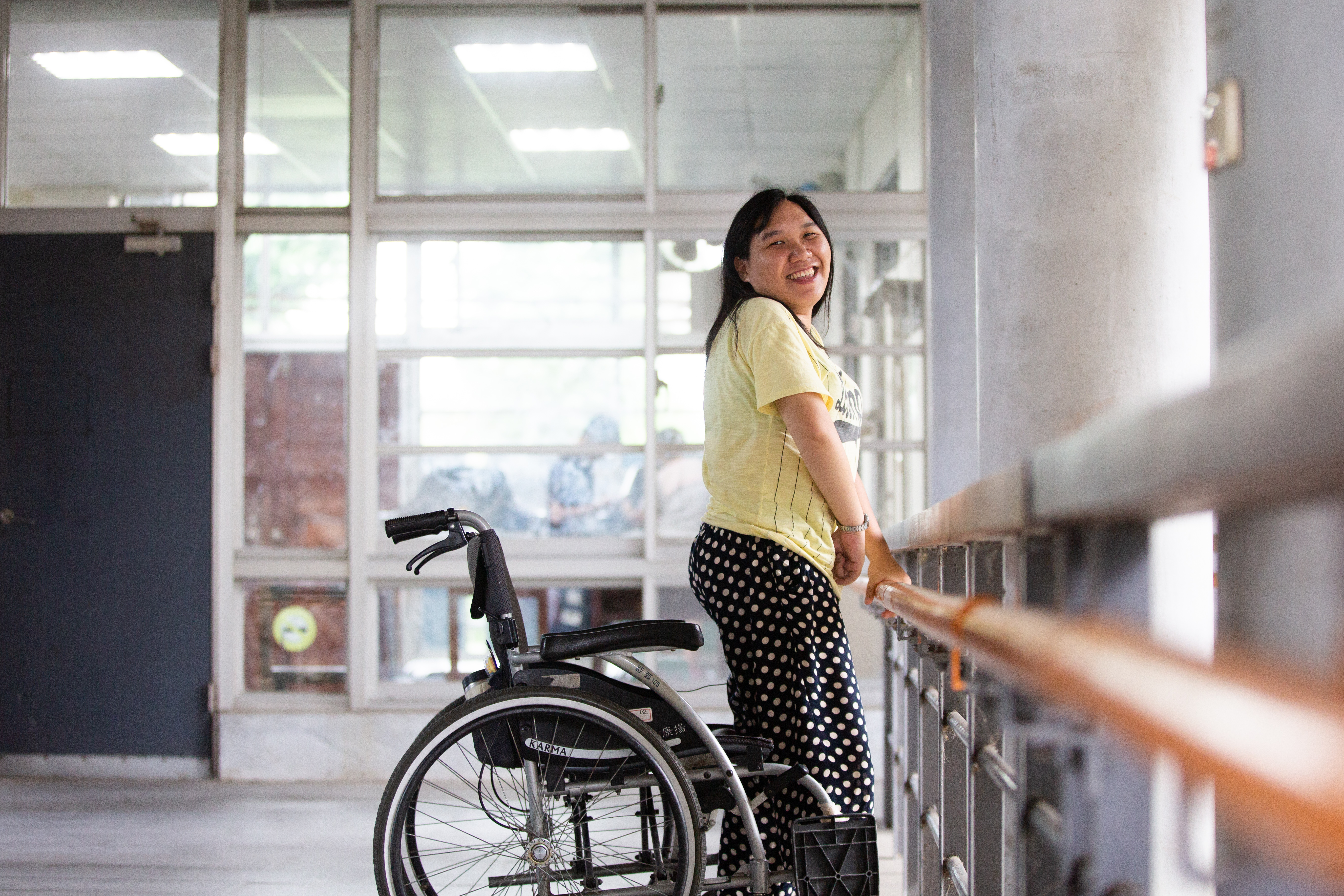 長明慧甦醒後右邊手腳癱瘓，每日都需做復健。