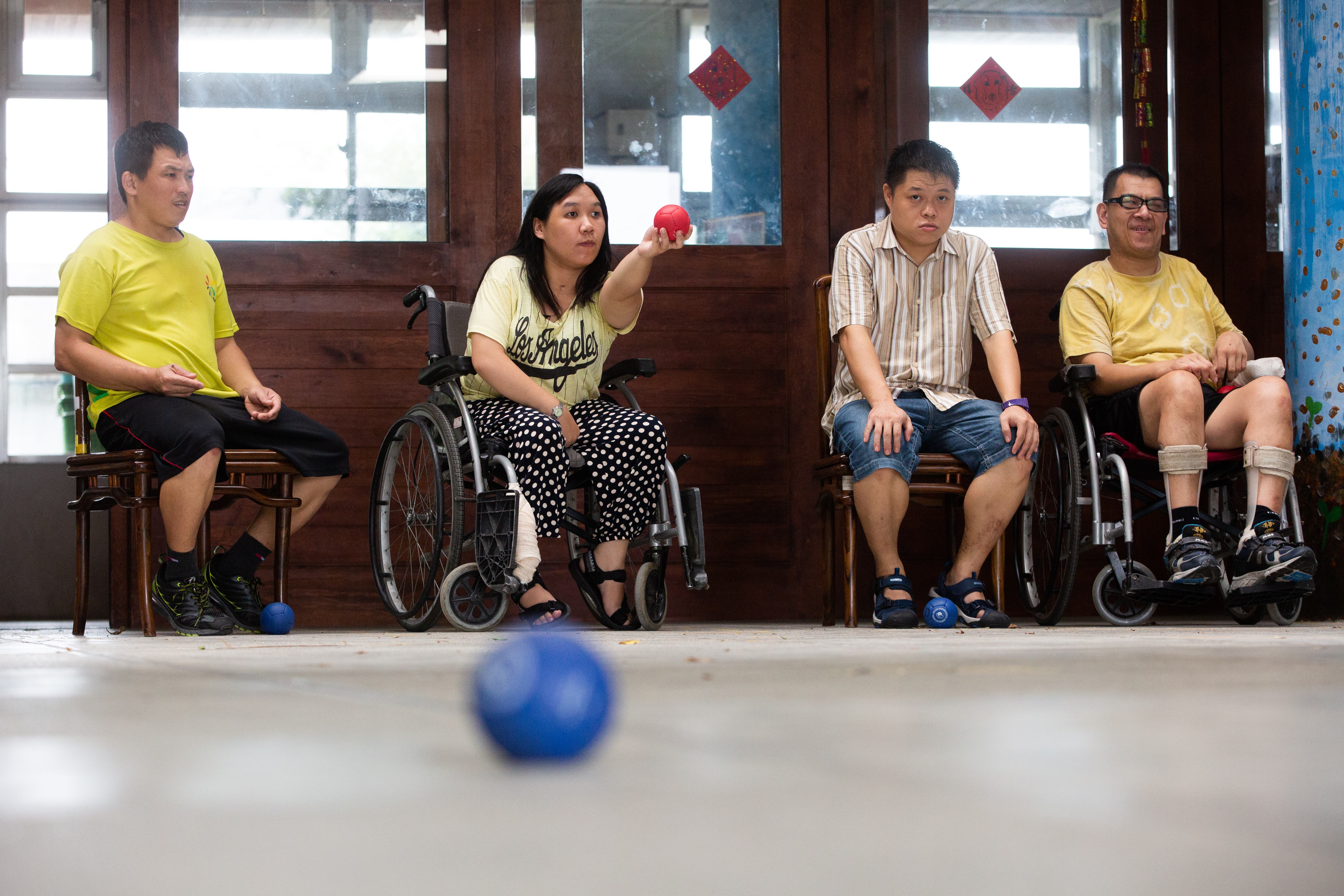 長明慧與朋友們一起聊天、練滾球。