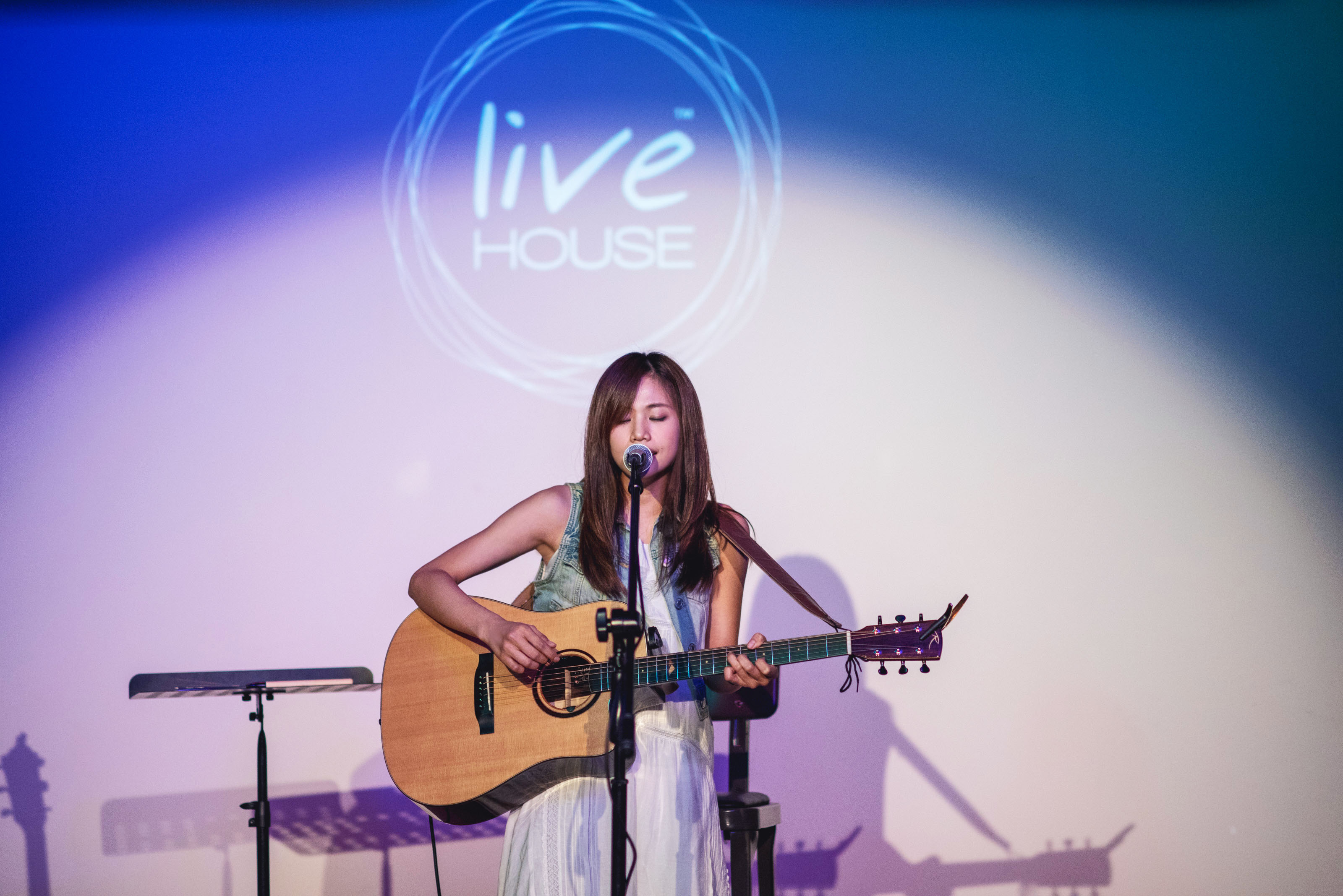 吳汶芳新加坡開唱，挑了孫燕姿的〈逆光〉引起全場共鳴。（福茂唱片）