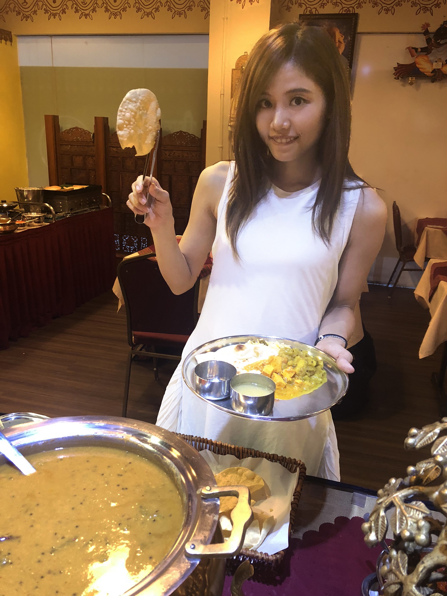 吳汶芳吃到印度料理驚為天人，把腸胃炎拋到腦後。（福茂唱片）