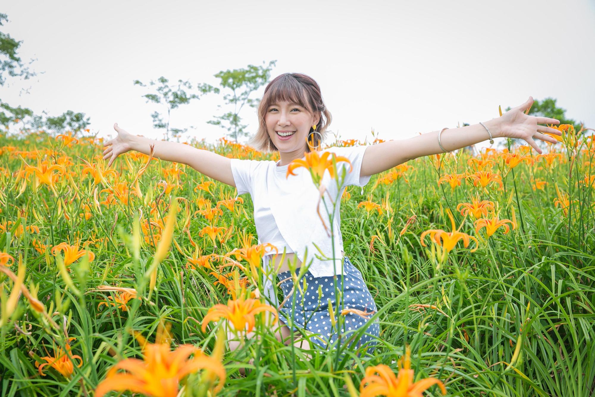 李懿在花蓮打卡聖地「六十石山」拍照。(伊林提供)