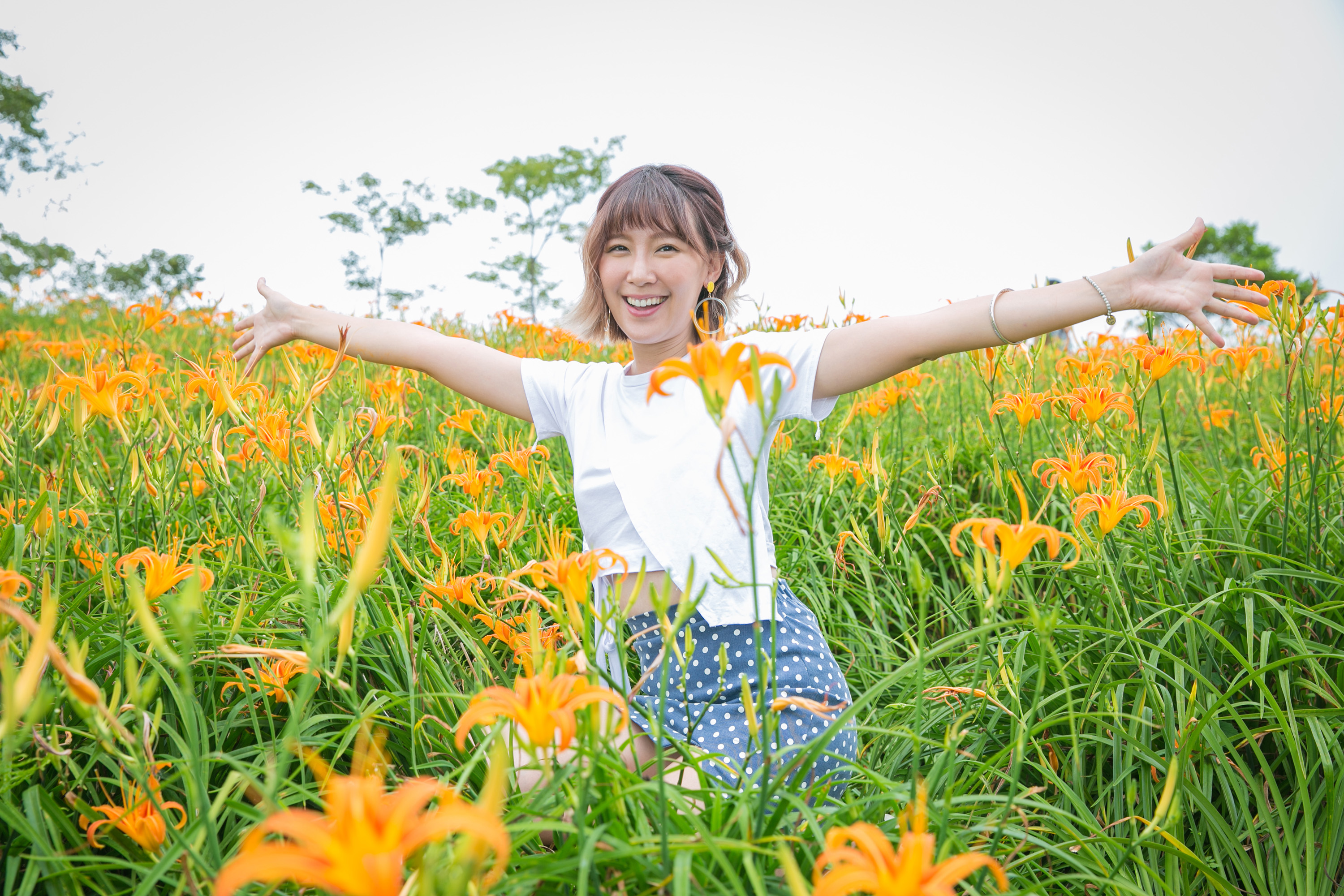 李懿在花蓮打卡聖地「六十石山」拍照。（伊林提供）