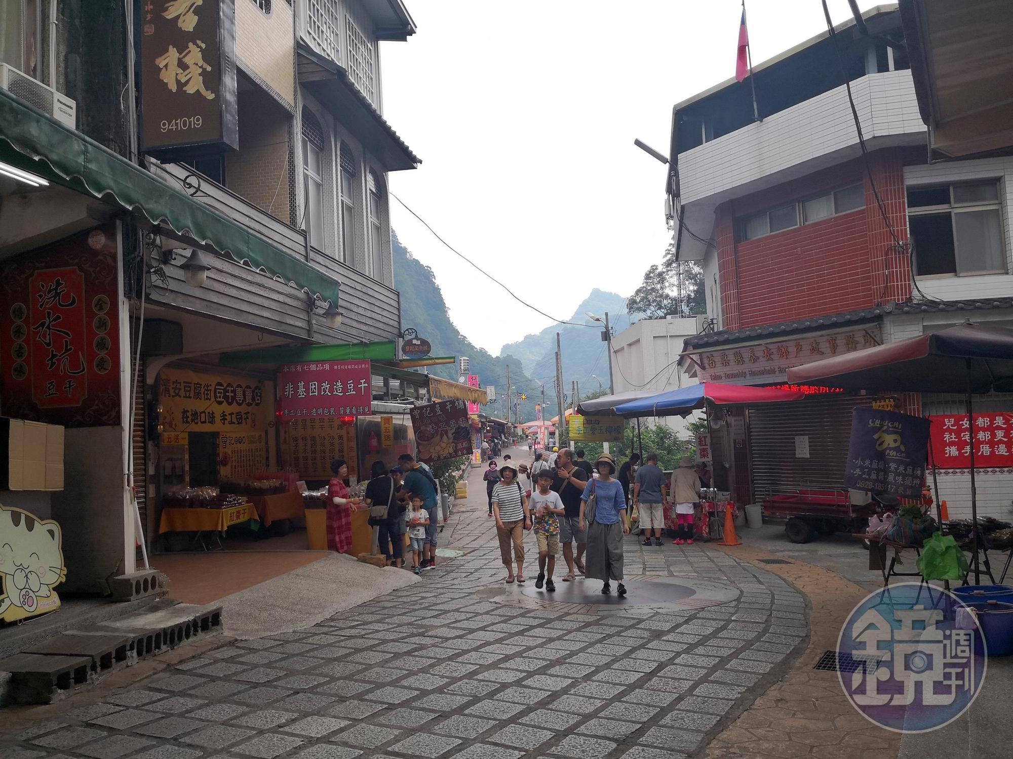 清安豆腐街路程不長，有許多豆製品專賣店。