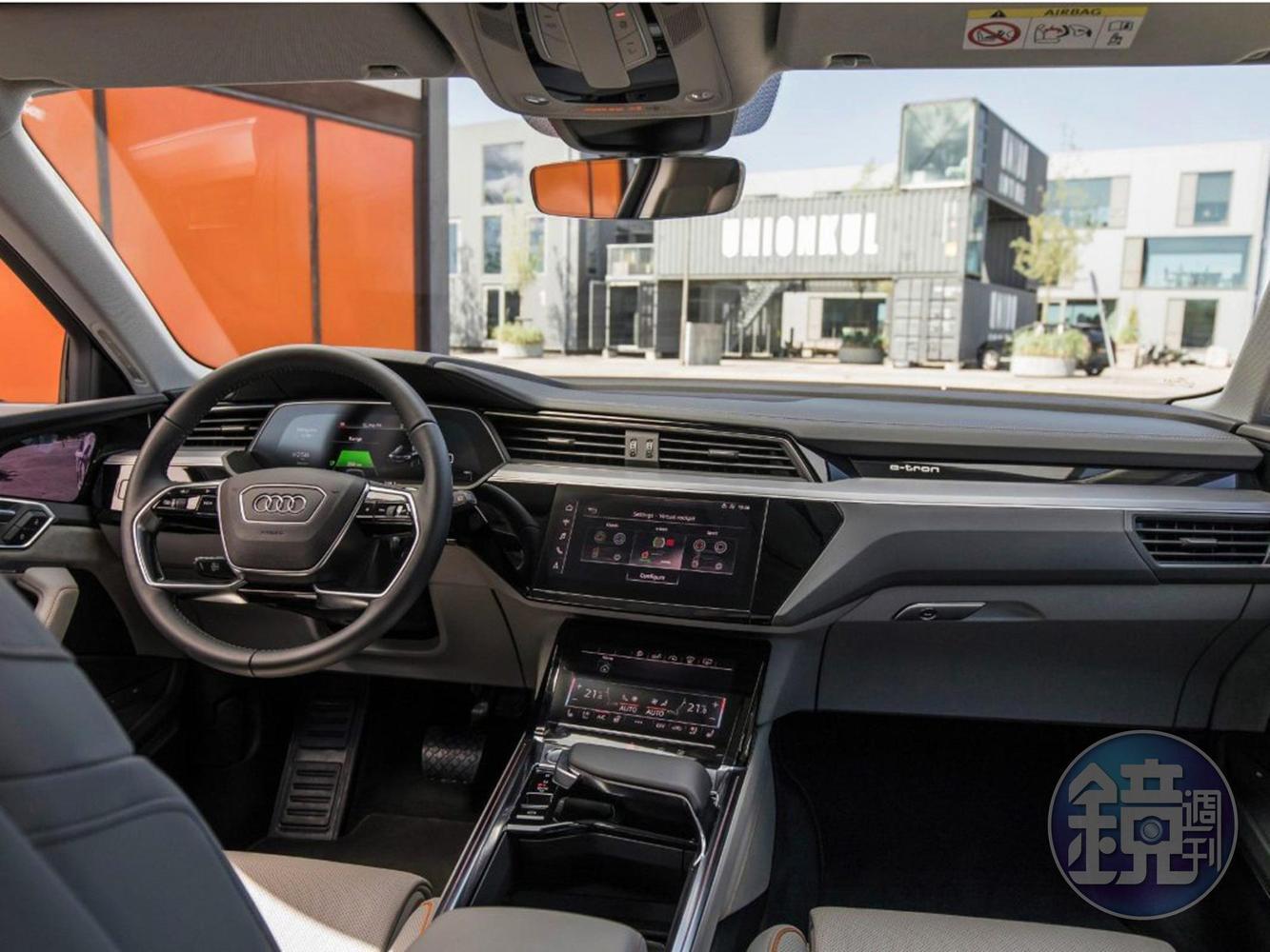 AUDI e-tron擁有最新一代創新科技，如全球車壇首創虛擬後視鏡，以攝影鏡頭取代傳統後照鏡。