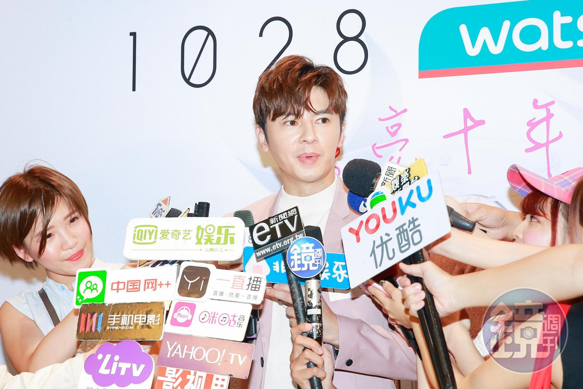 入圍金鐘獎最佳男演員的李國毅出席品牌活動，吸引不少媒體採訪  。
