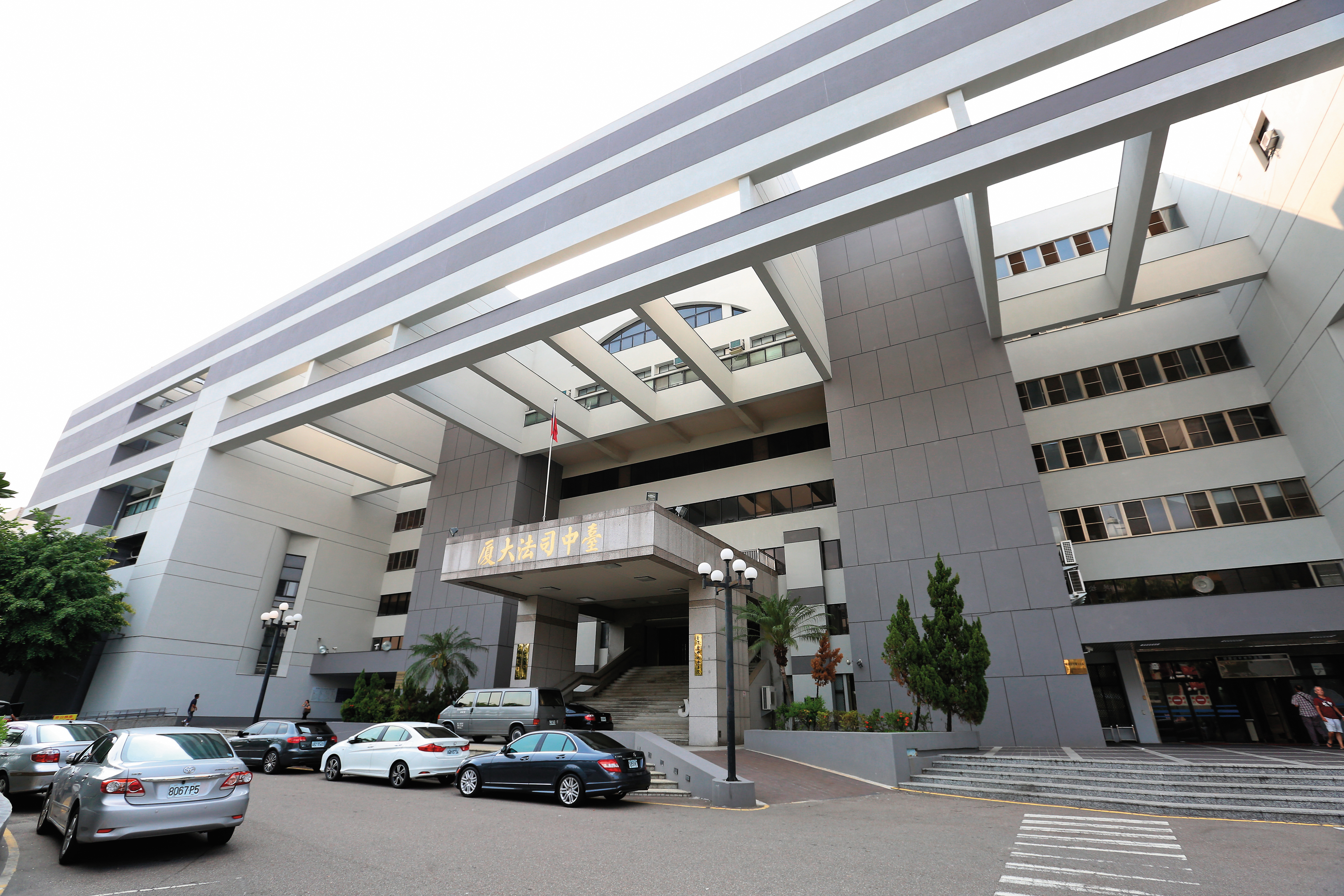 警方將小迪和阿銘等人，依幫助詐欺罪嫌移送高雄地檢署和台中地檢署（圖）。