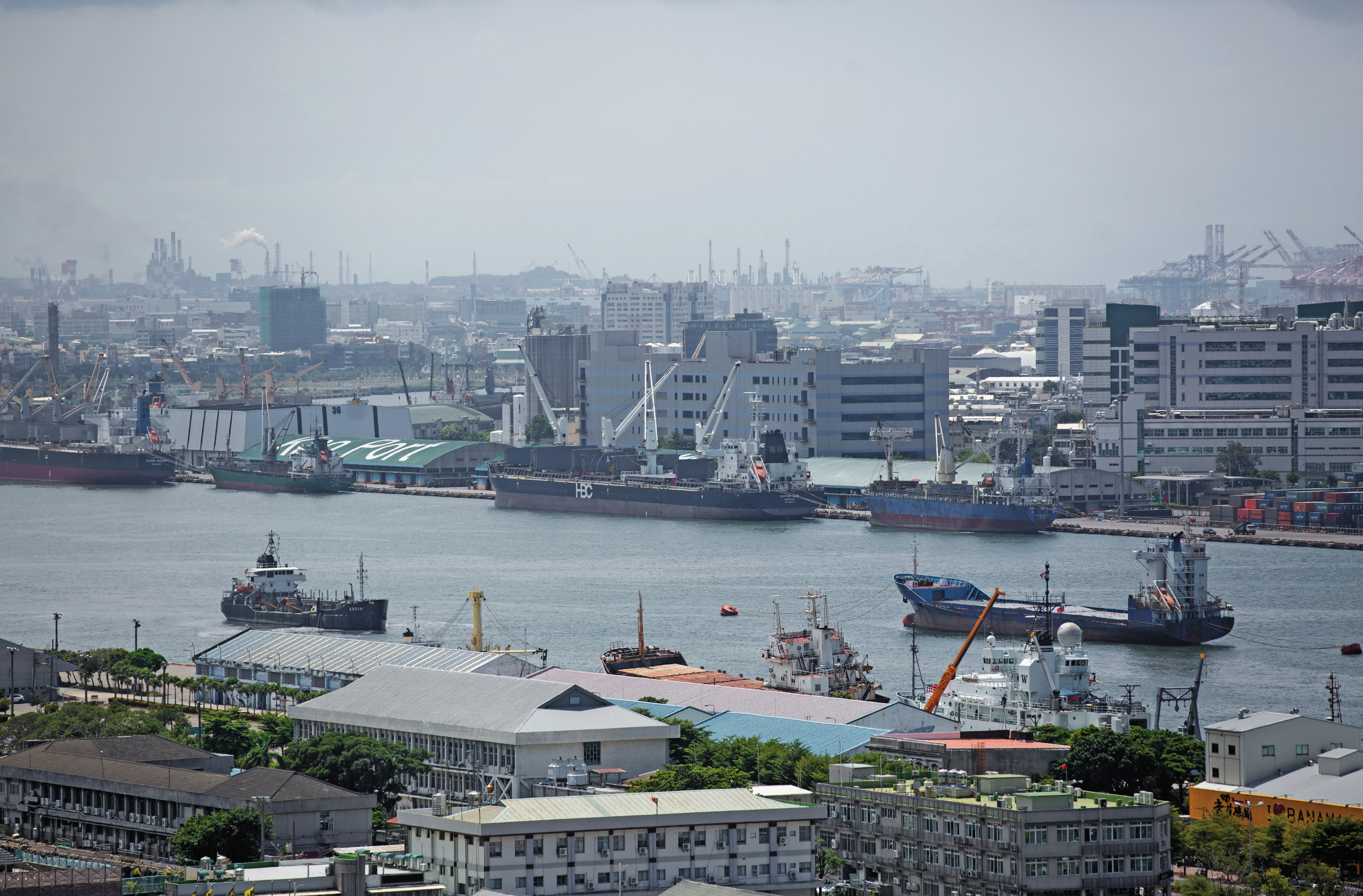 小迪等人在高雄港幫忙購買物資，卻無端成為詐欺集團的成員，欲哭無淚。
