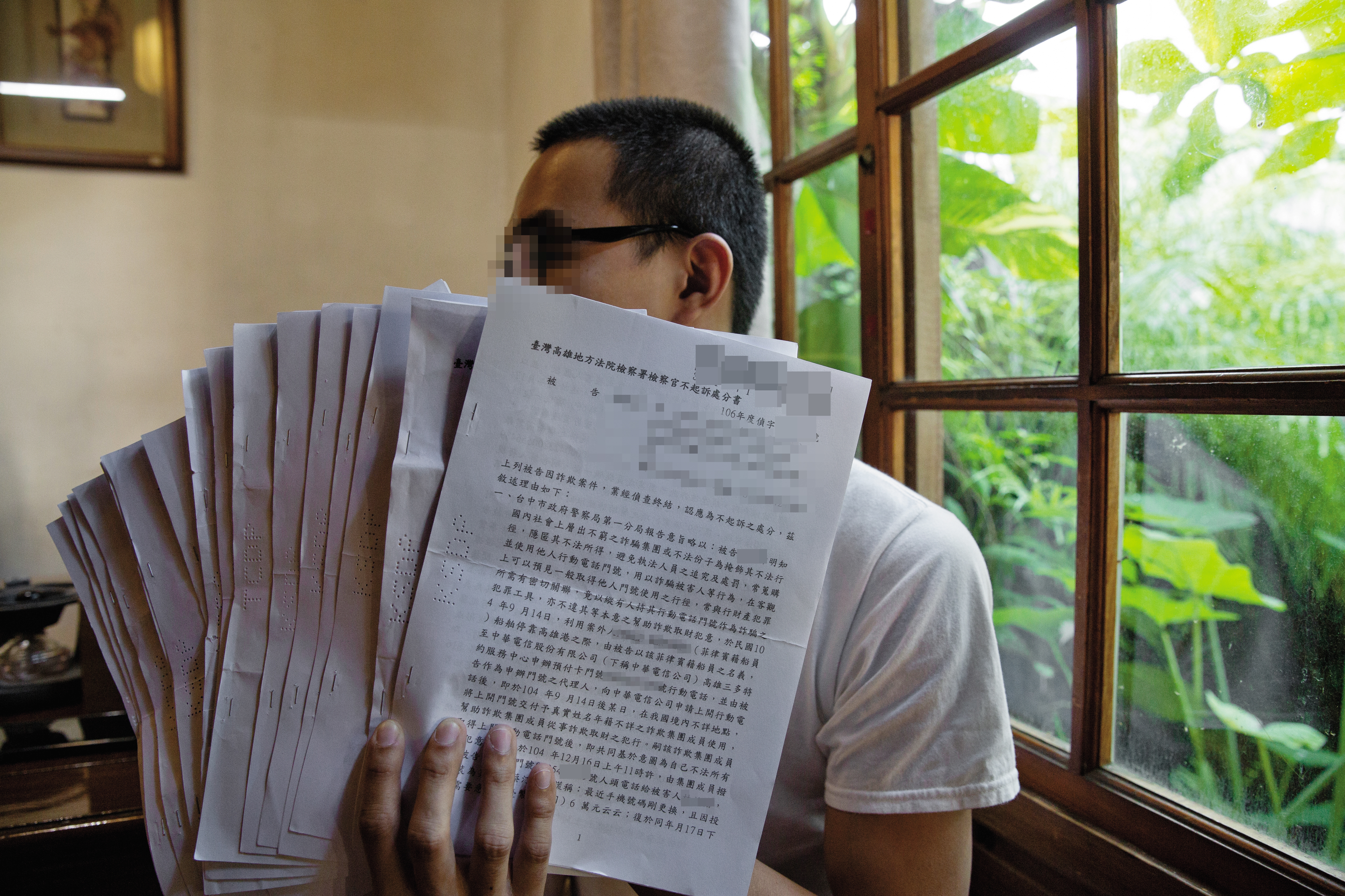 小迪因官司纏身遭公司開除，只能靠打零工和家人接濟維生，還不得家人諒解。