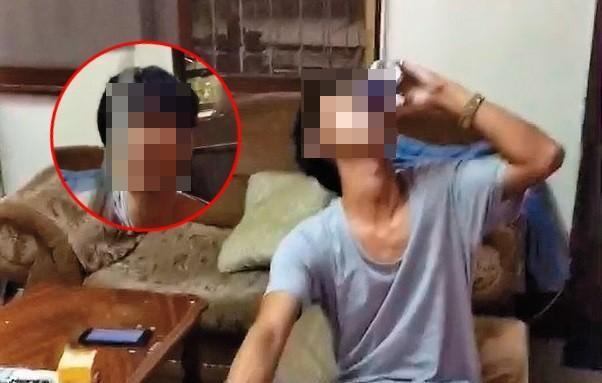 何姓男子日前在住處喝酒,右手還拿著一把刀。(讀者提供)