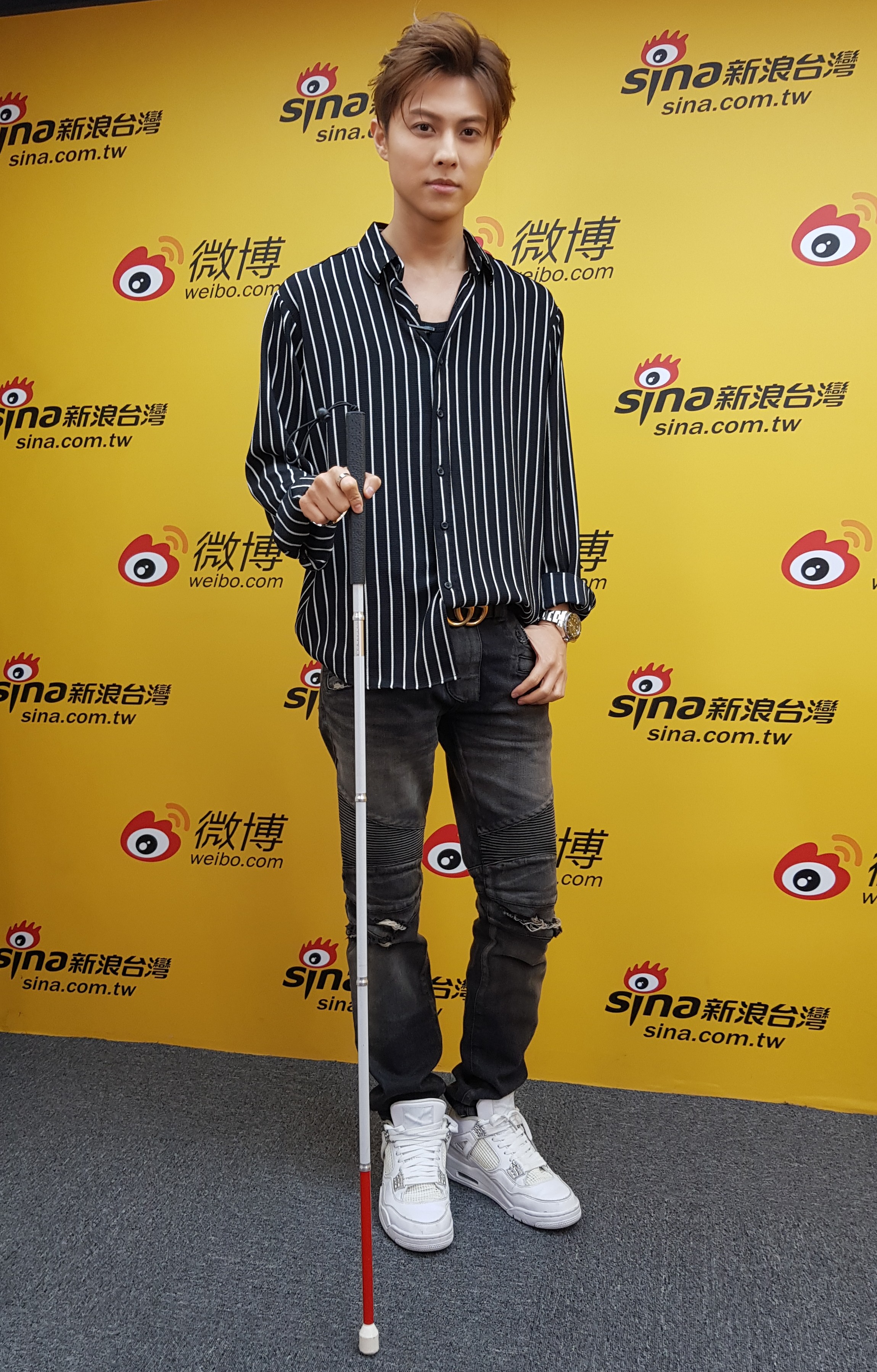 王子邱勝翊推廣愛盲白手杖,號召歌迷一起貢獻心力作慈善。(新視紀整合行銷提供)