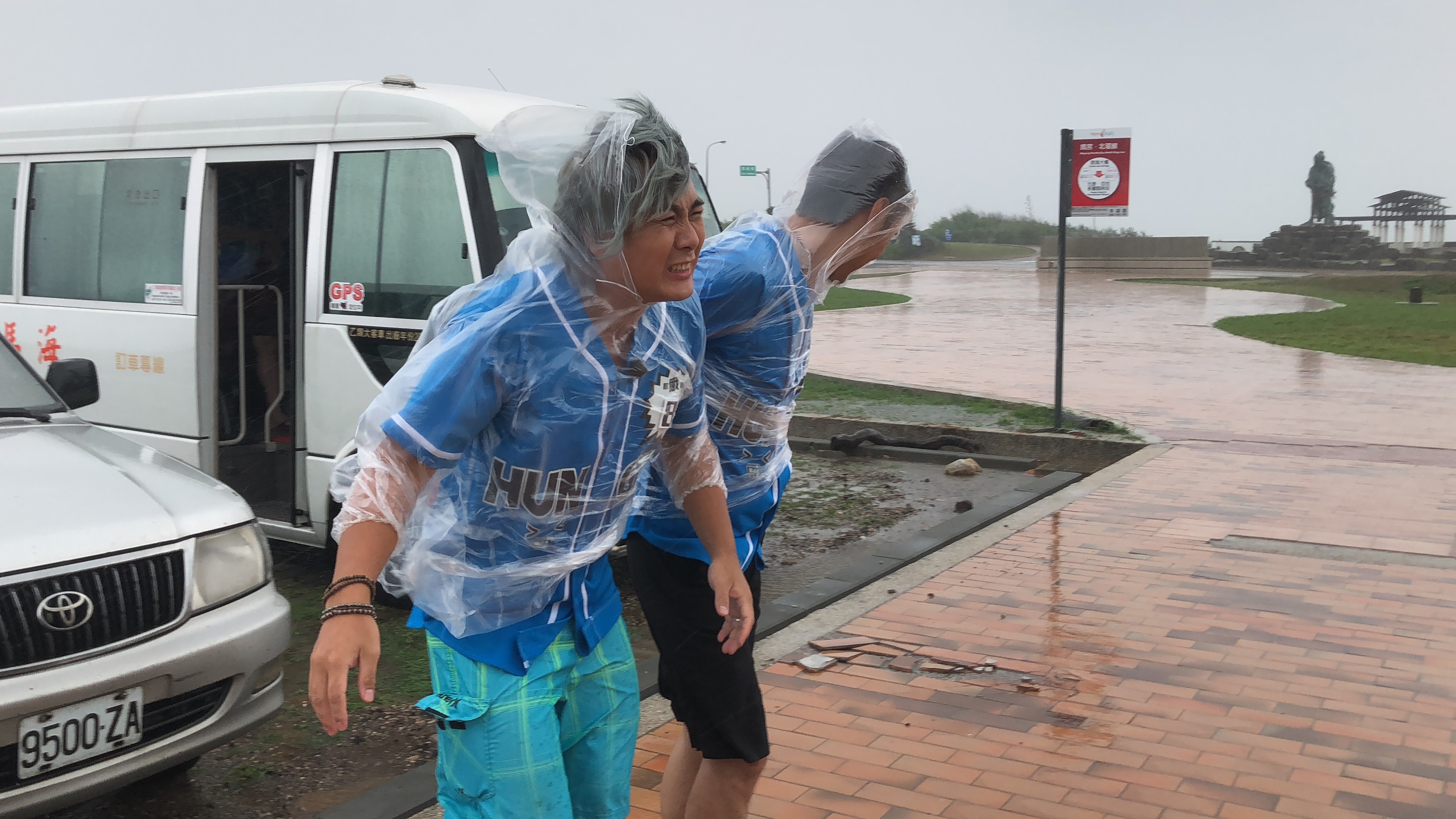 《飢餓遊戲》到澎湖出外景，竟遇上暴風雨，讓主持人跟來賓2天幾乎全身濕透。（中視提供）