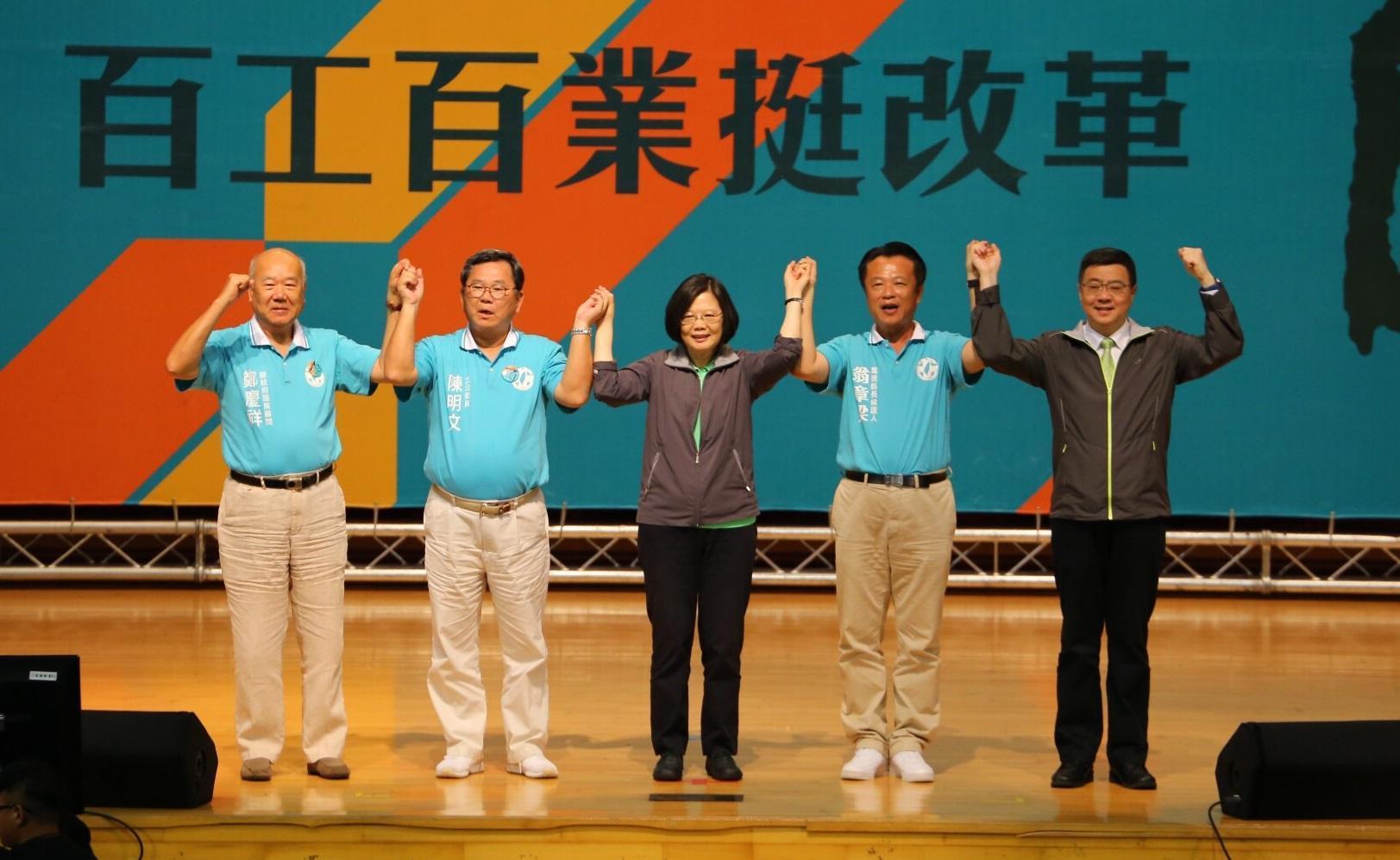 總統蔡英文（中）為民進黨嘉義縣長參選人翁章梁（右2）站台造勢。（翁章梁競選辦公室提供）