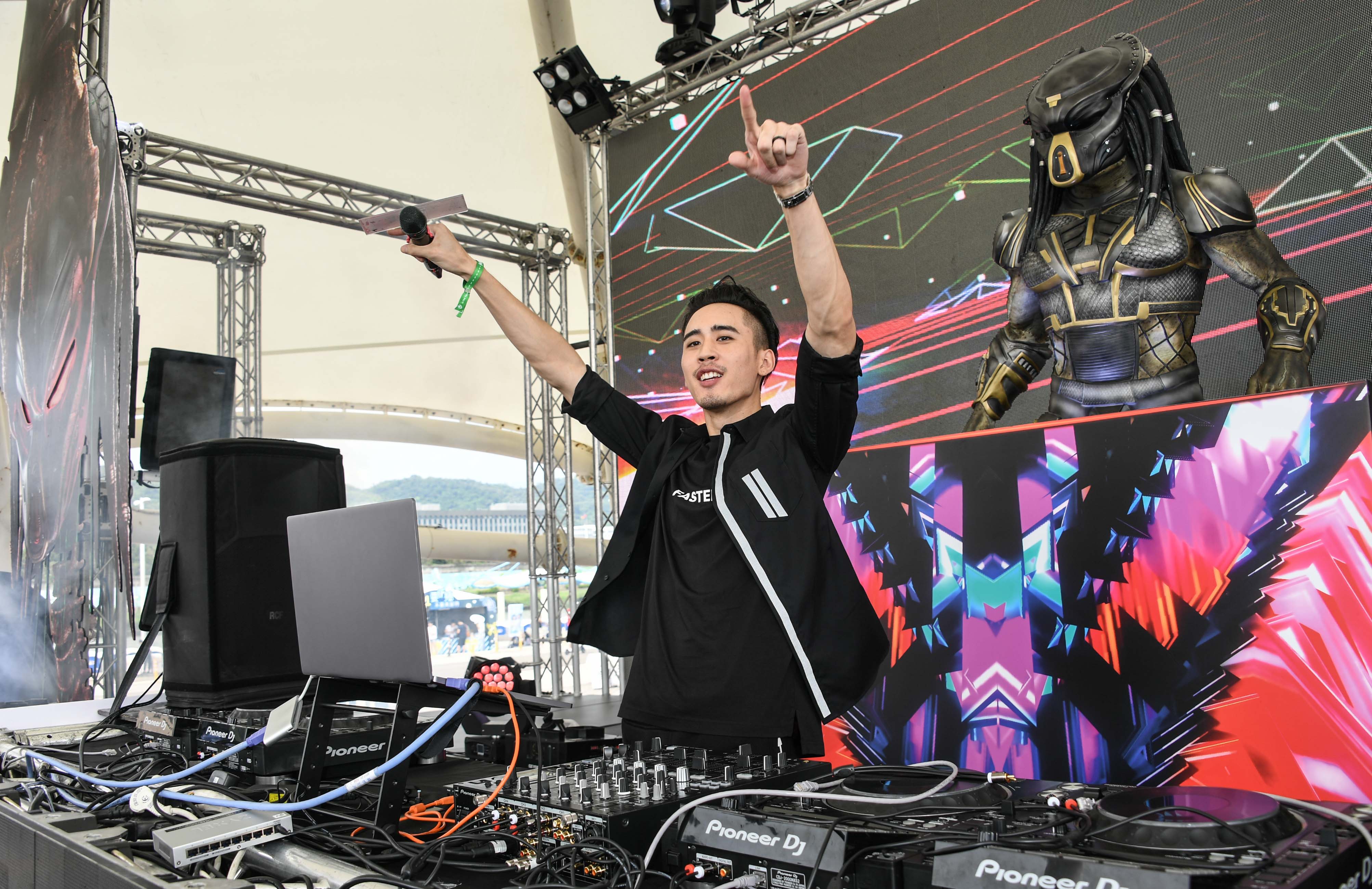 電影《終極戰士：掠奪者》今午在大佳河濱公園搭上電音派對「ULTRA Taiwan」，麻吉弟弟霸氣開場表演DJ Show。（福斯提供）