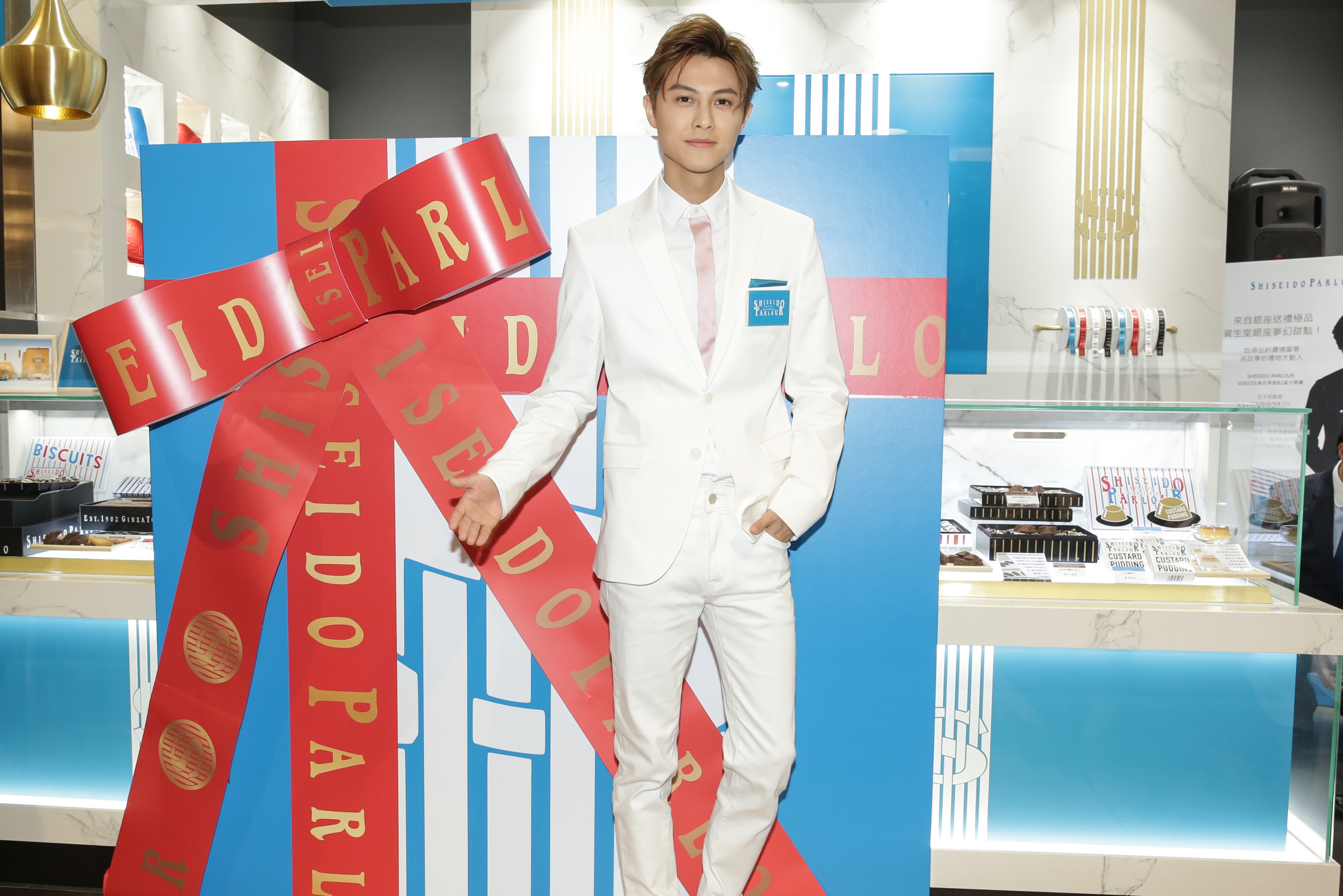 王子8日下午為甜點店擔任一日店長，稱讚女友優點很多，最欣賞她非常貼心。