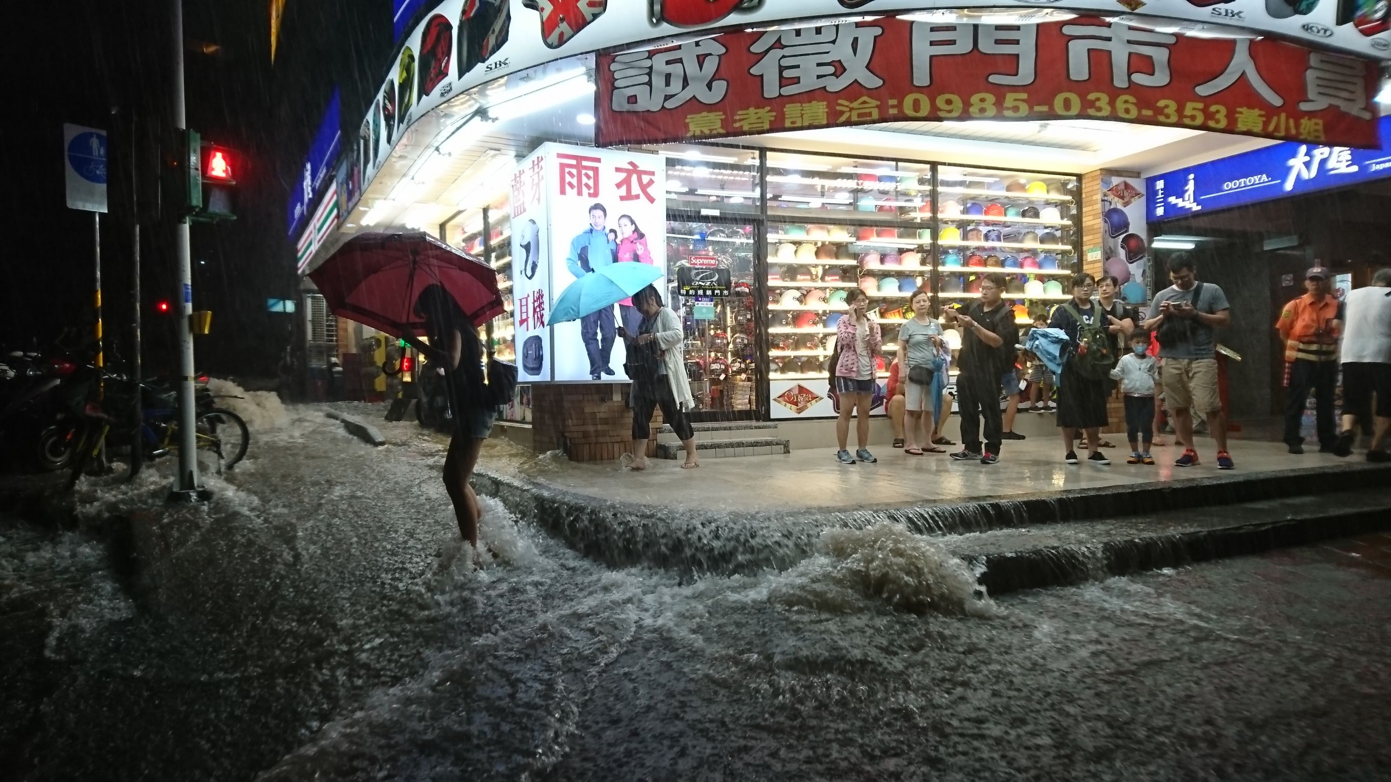 北投地區也下起大雨，處處積水。