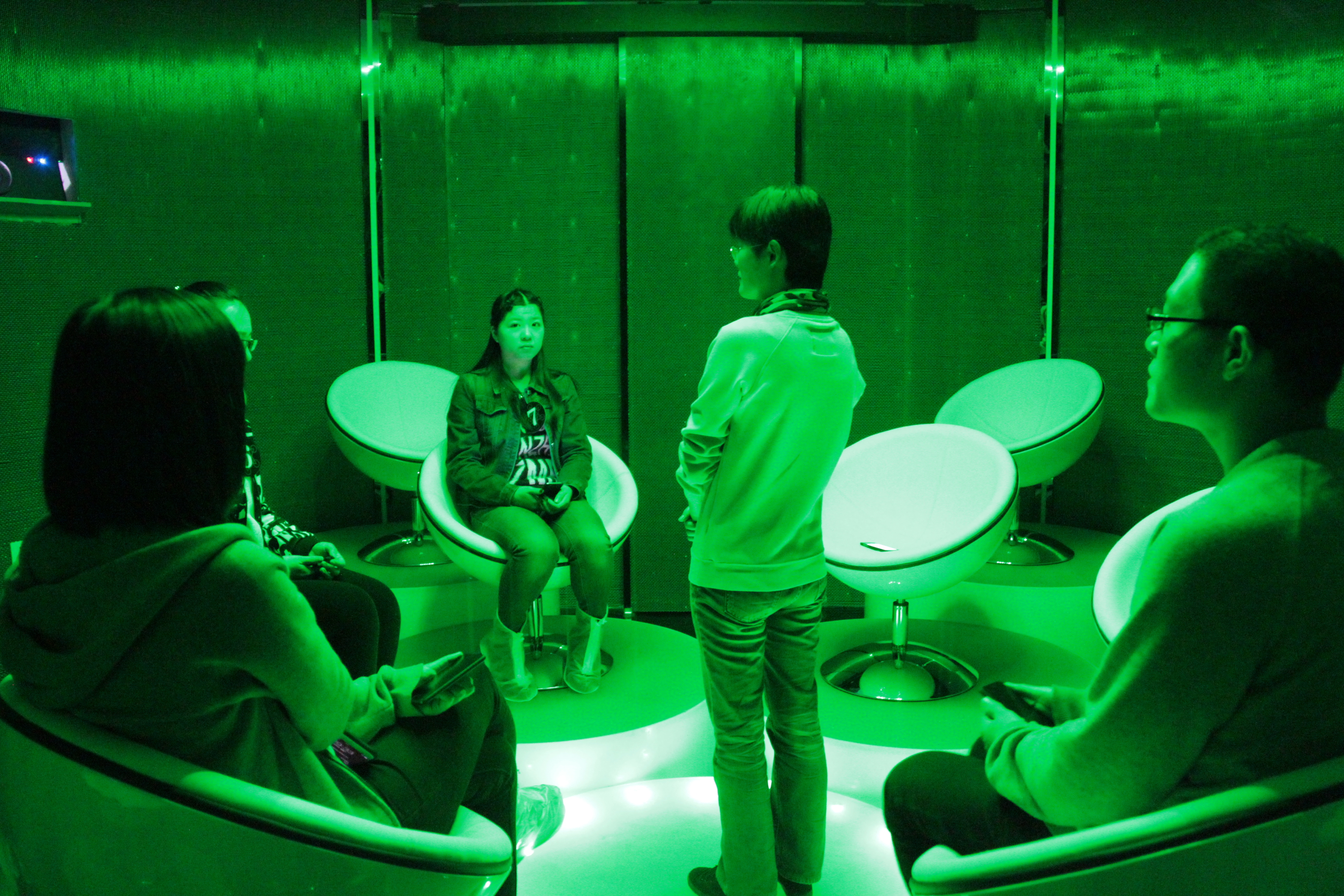 中國上海的「死亡體驗館」，參加者穿過完全無光的「無常」之門，走入亦真亦幻的「彼岸」，隨後的「歸零」空間中設有一台模擬焚化爐，以多媒體技術還原真實的焚化過程，體驗者將會在這裏獨自面對自己的死亡。（東方IC）