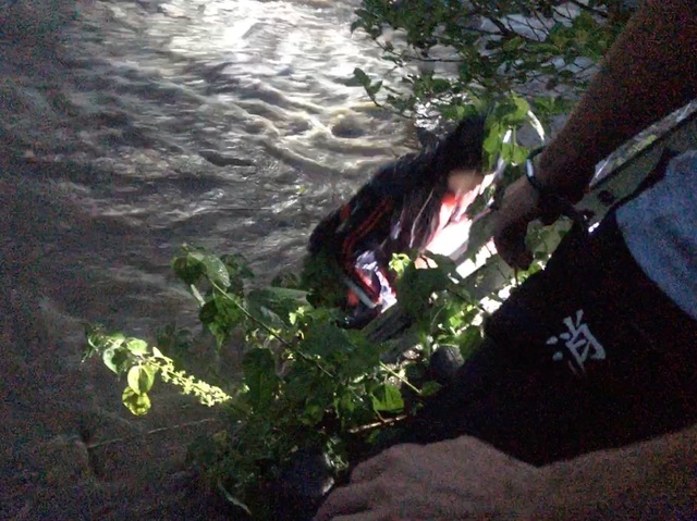 釣客被豪雨困在溪谷中,所幸警消即時救援搶救成功。(翻攝畫面)