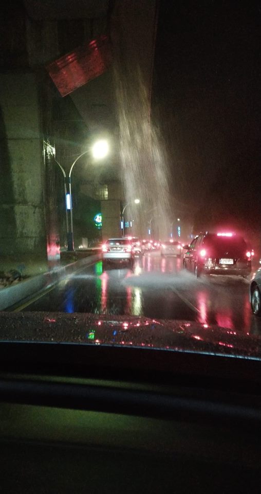 淡海輕軌排下來的雨水如瀑布，嚇壞用路人。（翻攝畫面）