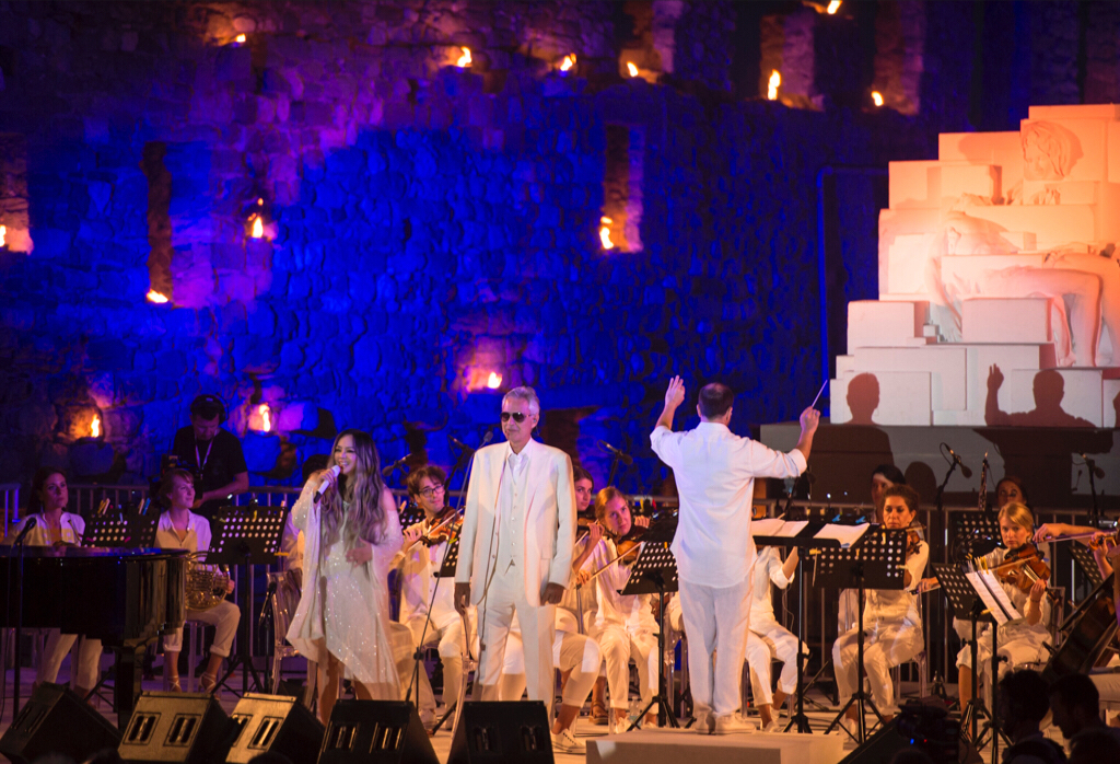 天后張惠妹與歌神波伽利於晚會上開唱。（環球唱片提供）