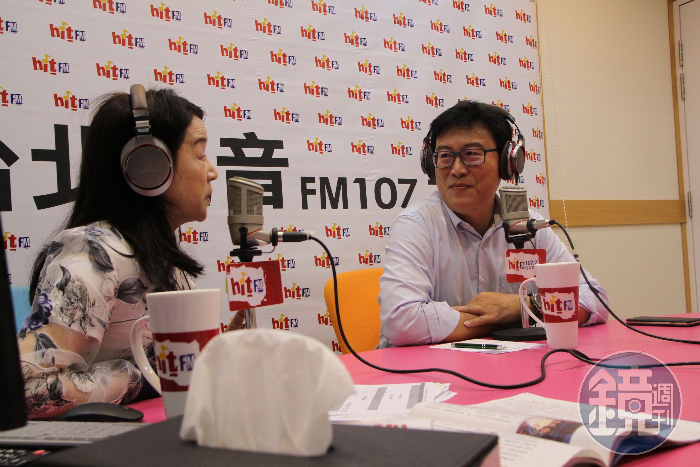 民進黨台北市長參選人姚文智（右）今接受電台主持人周玉蔻（左）專訪。（「Hit Fm《蔻蔻早餐》製作單位提供）