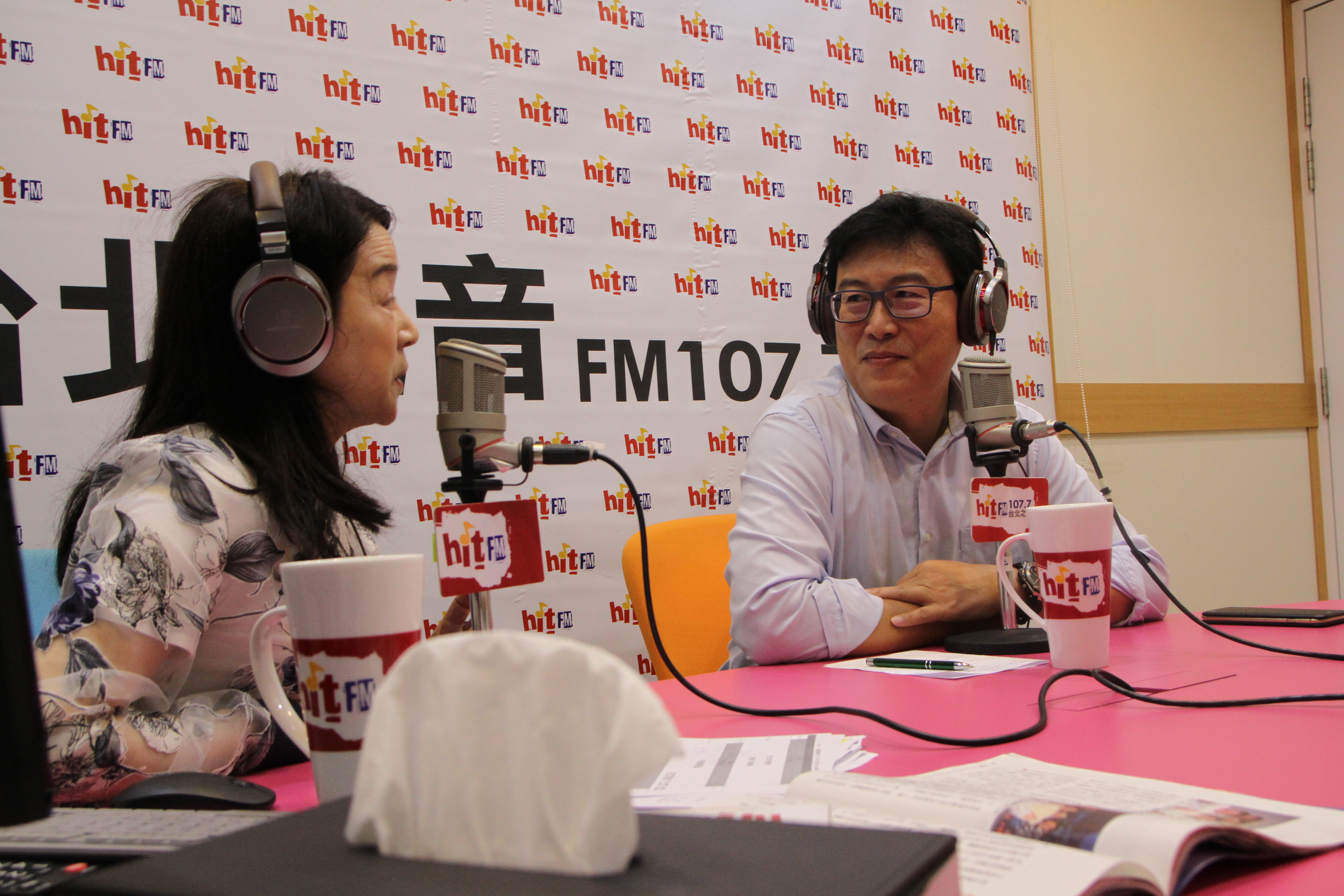 民進黨台北市長參選人姚文智（右）今接受電台主持人周玉蔻（左）專訪。（「Hit Fm《蔻蔻早餐》製作單位提供）