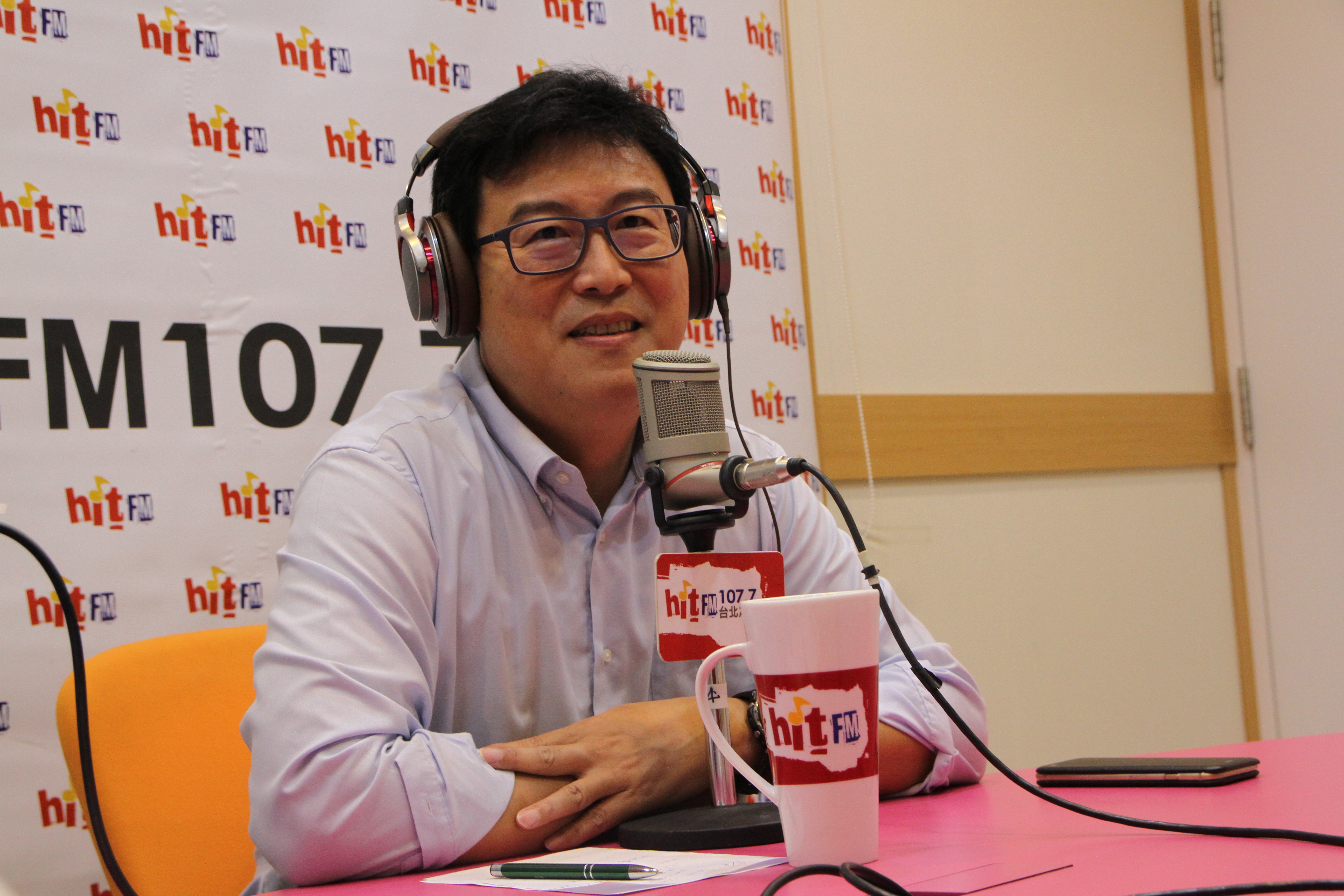 民進黨台北市長參選人姚文智今早接受電台主持人周玉蔻專訪。（Hit Fm《蔻蔻早餐》製作單位提供）