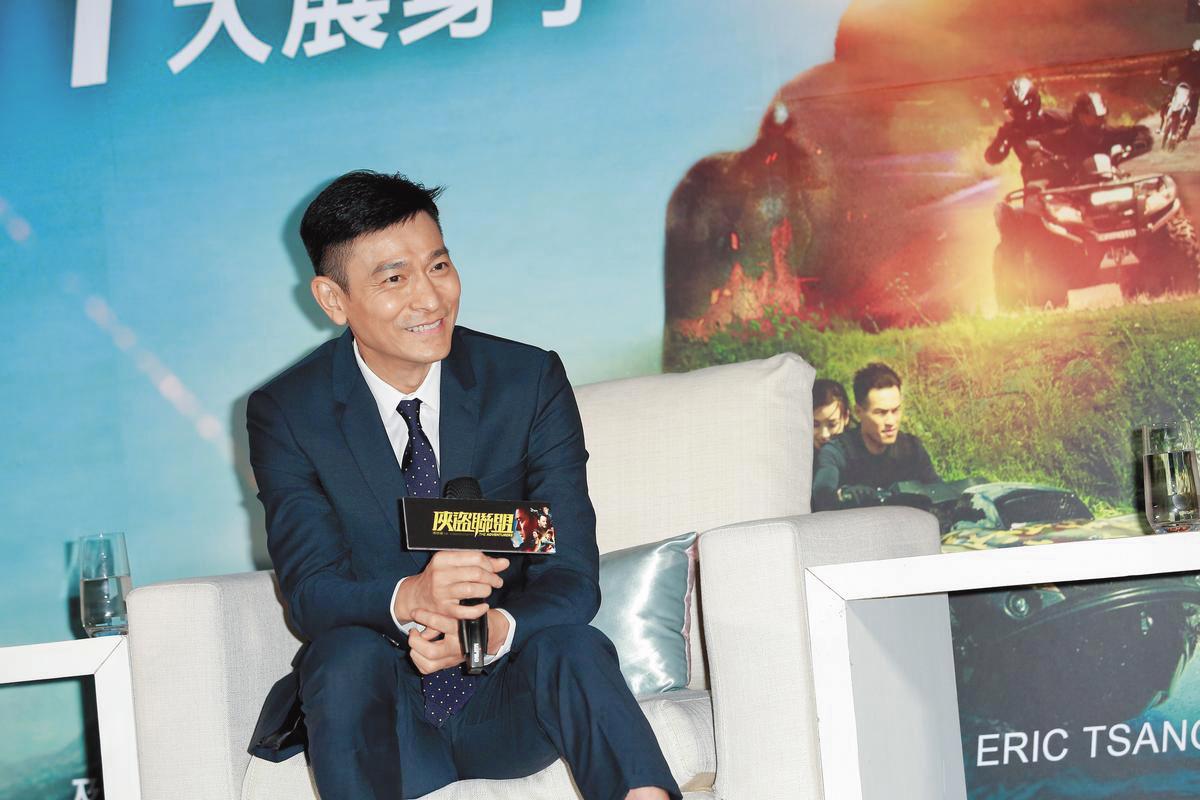 劉德華墜馬復出後，搭乘私人飛機從北京飛抵台灣宣傳《俠盜聯盟》。（本刊資料照）