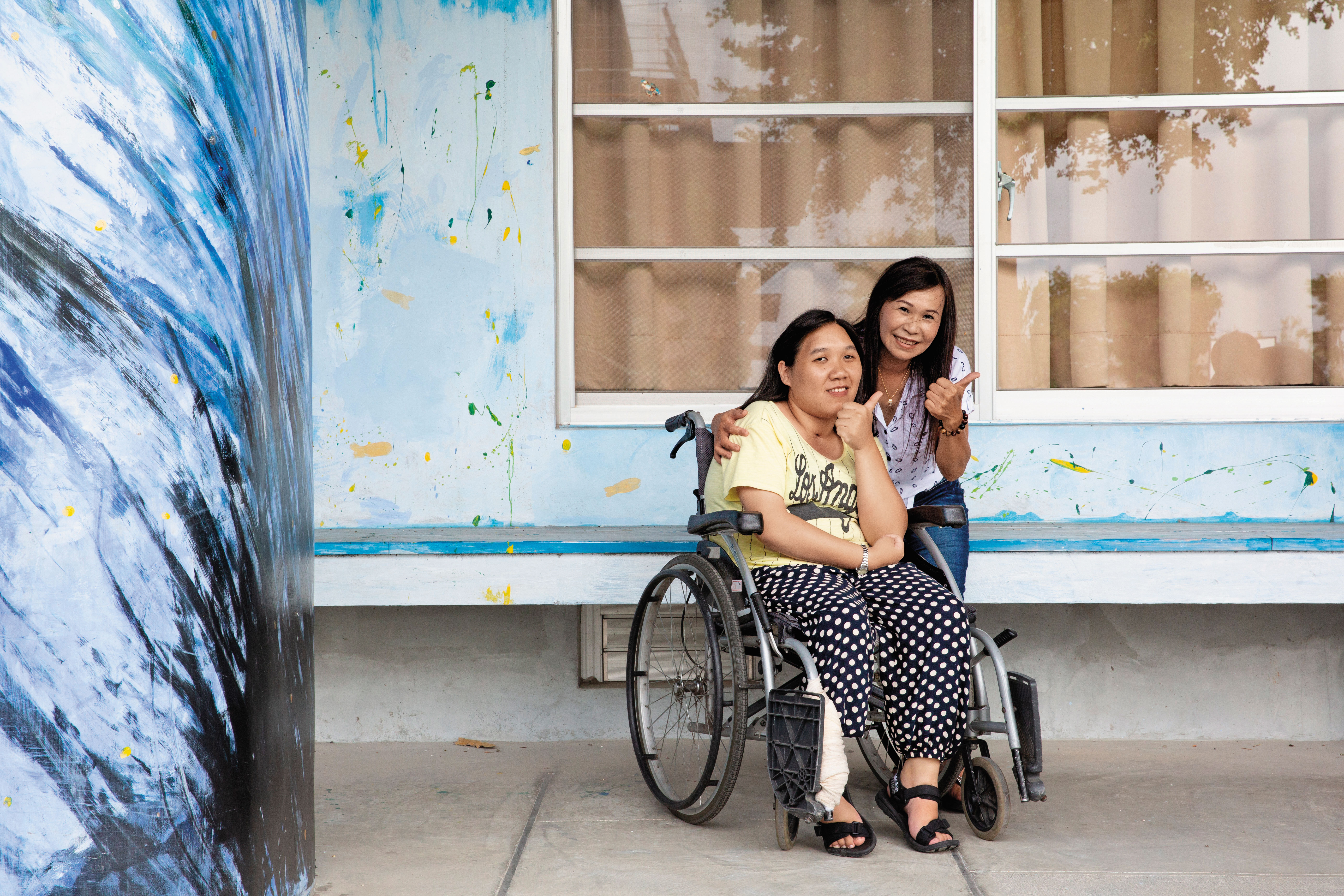 長明慧（左）10歲出車禍，昏迷8個多月後醒來，15年來母親廖婉茹（右）扛下照顧責任，不離不棄。