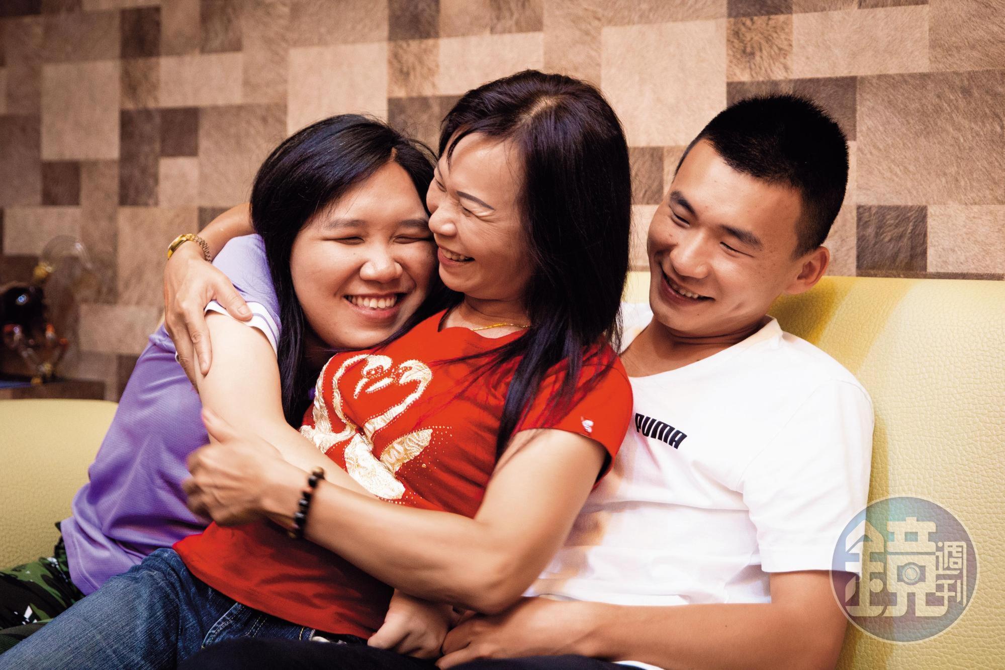 廖婉茹(中)是單親媽媽,一手帶大女兒長明慧(左)、兒子長家民(右)。