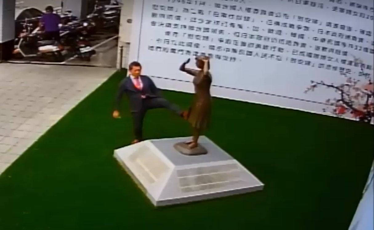 日人腳踢慰安婦銅像，引起謝龍介不滿抗議要求道歉。（翻攝自謝龍介臉書）