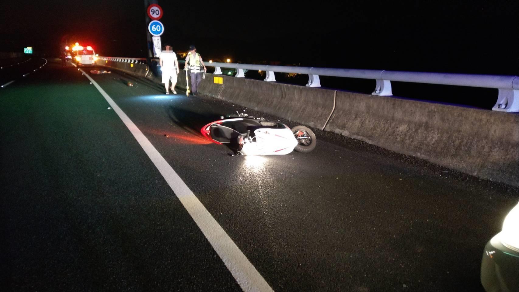 機車與貨車擦撞後，騎士與機車彈飛幾十公尺，騎士當場死亡。（警方提供）