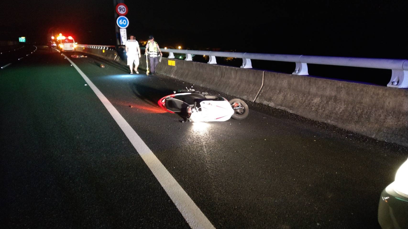 機車與貨車擦撞後,騎士與機車彈飛幾十公尺,騎士當場死亡。(警方提供)