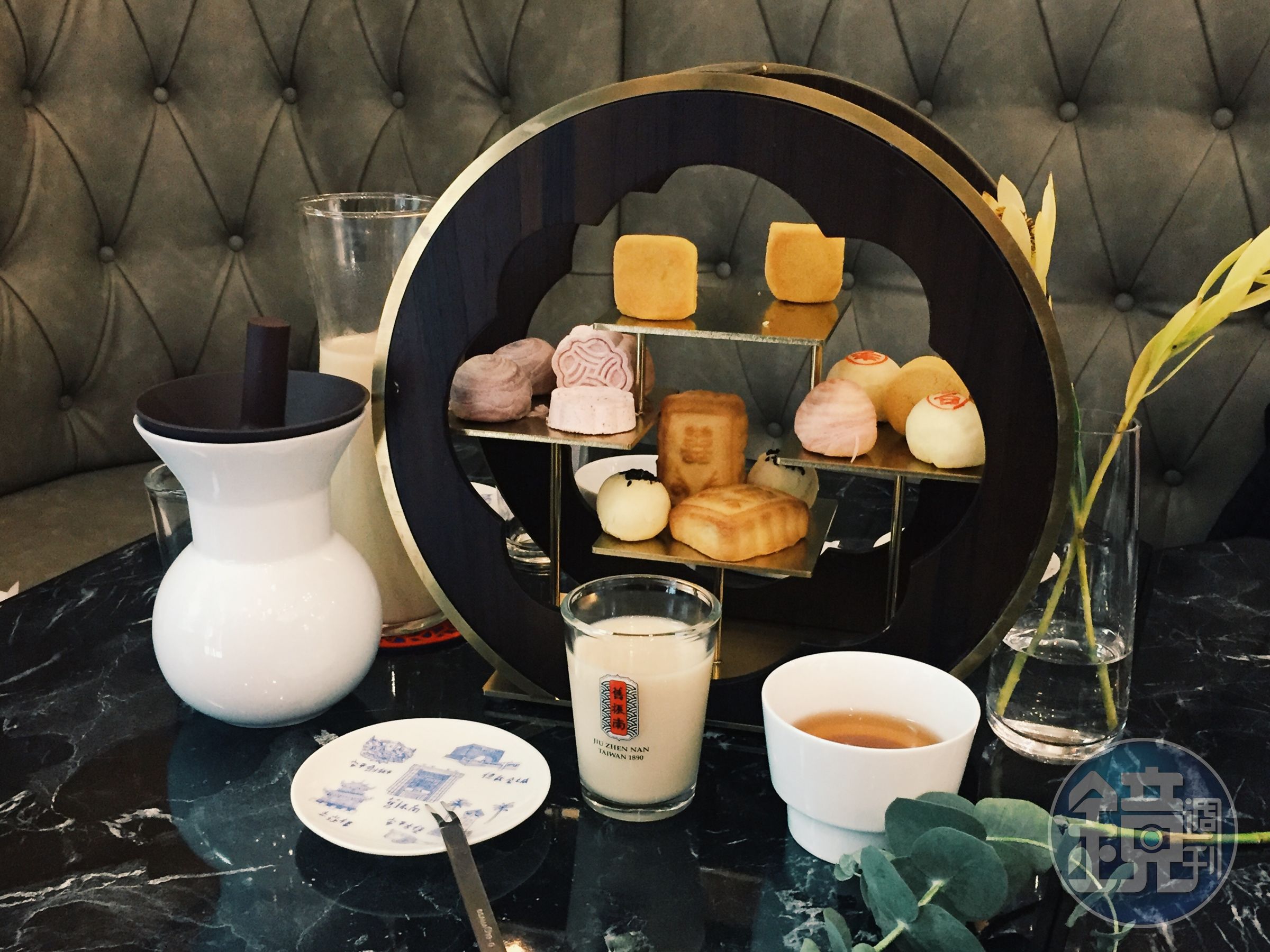 點一組「舊振南經典下午茶套餐」能一網打盡招牌滋味，飲品器皿十分講究，玻璃杯是與「春池玻璃」共同開發，選用「JIA  Inc.品家家品」官帽壺。（380元／套，一種口味一顆，飲品價格另計。）