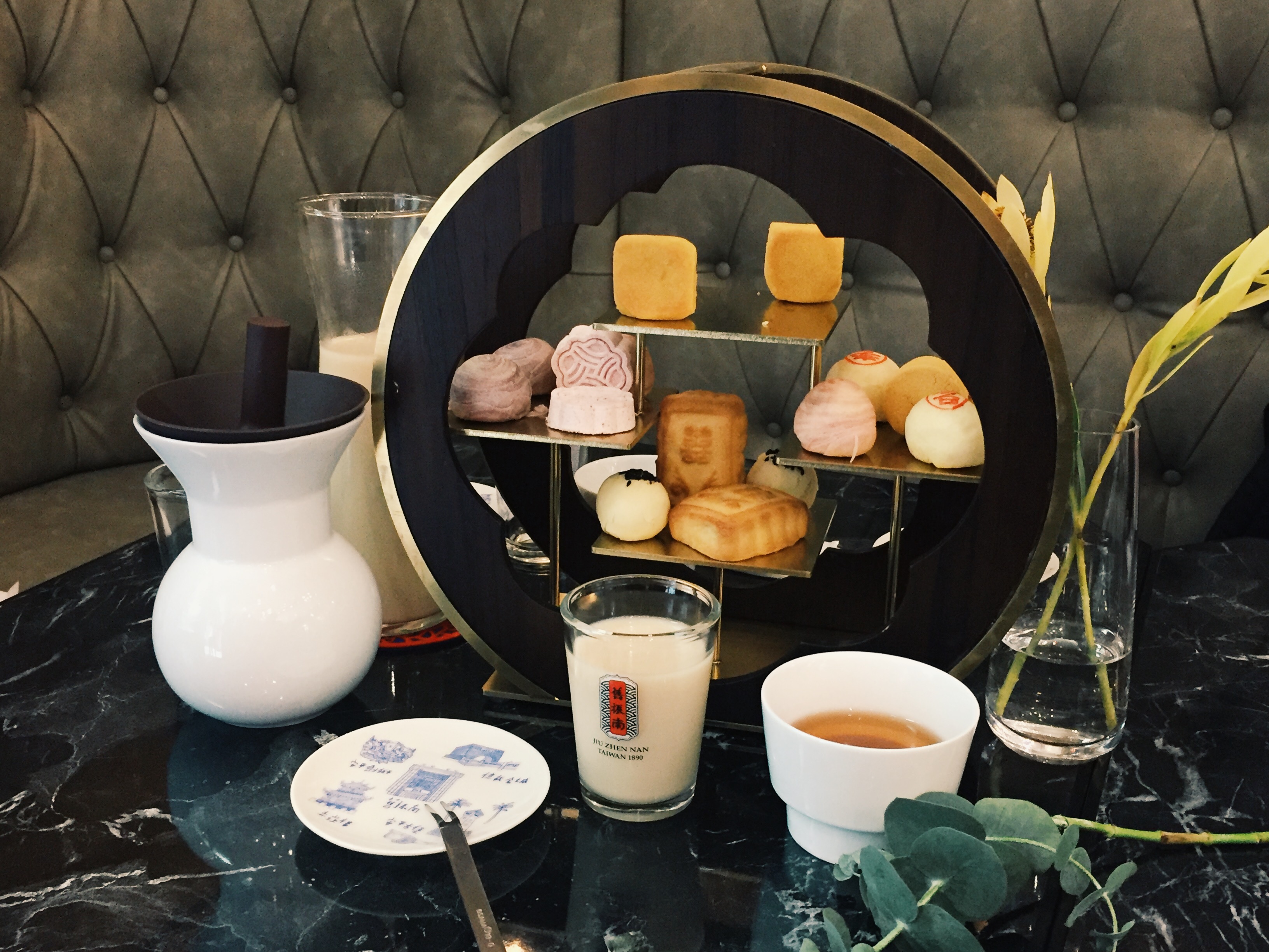 點一組「舊振南經典下午茶套餐」能一網打盡招牌滋味，飲品器皿十分講究，玻璃杯是與「春池玻璃」共同開發，選用「JIA  Inc.品家家品」官帽壺。（380元／套，一種口味一顆，飲品價格另計。）