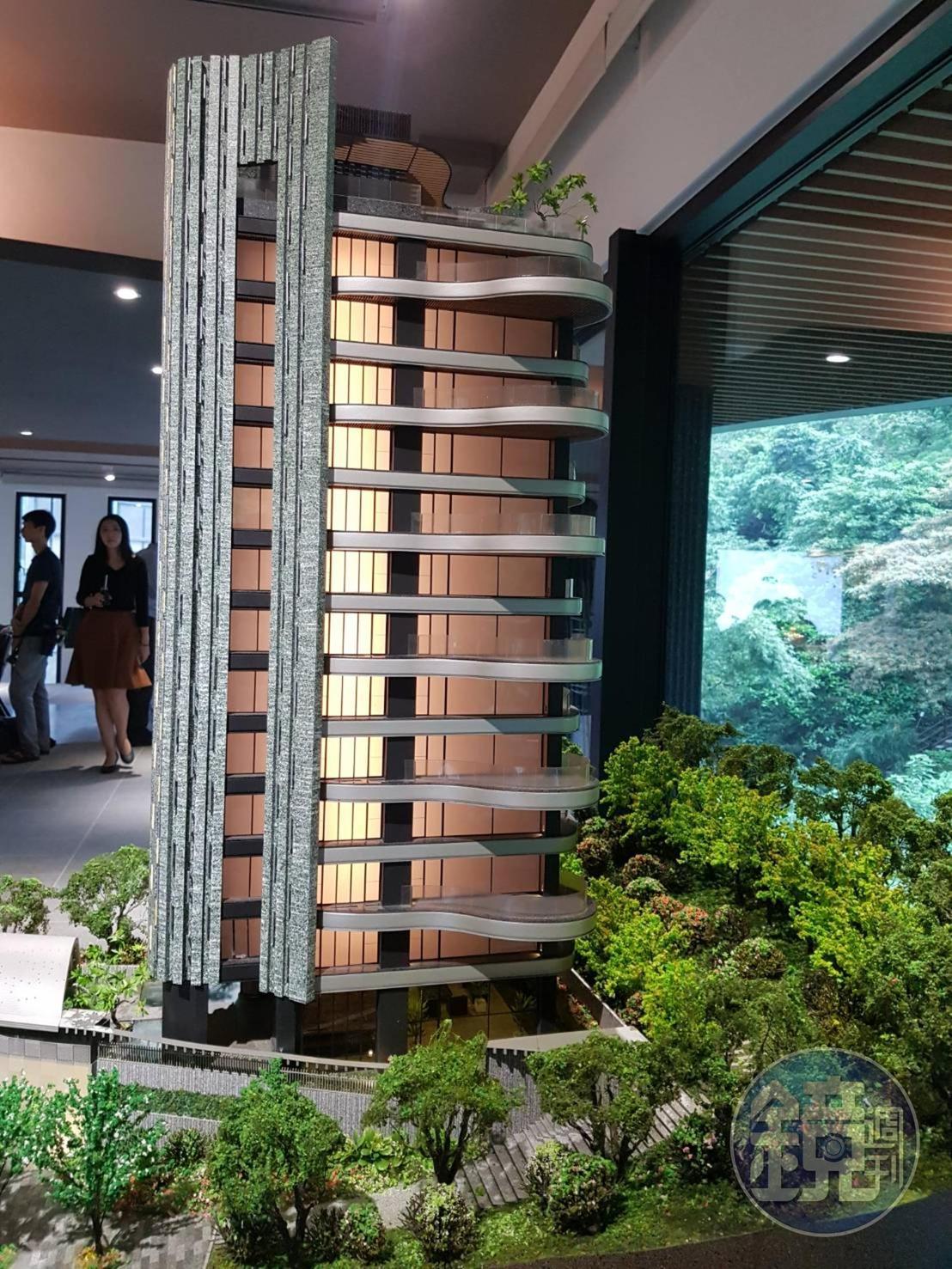 該案外觀是由建築大師李天鐸設計,七彩玉石材會隨時間氣候變化,搭配業界唯一6道烤漆的金屬鋁包板。