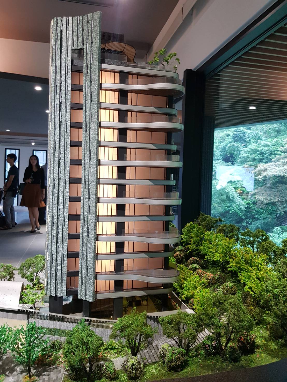 該案外觀是由建築大師李天鐸設計，七彩玉石材會隨時間氣候變化，搭配業界唯一6道烤漆的金屬鋁包板。